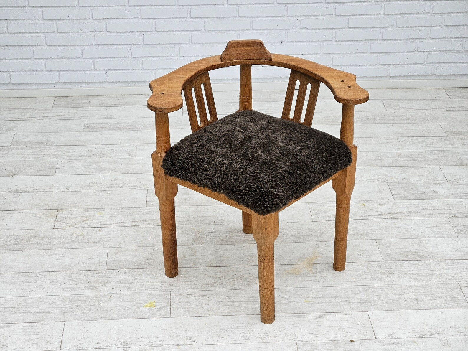 Sheepskin_Armchair_in_Oak,_1955,_Denmark
