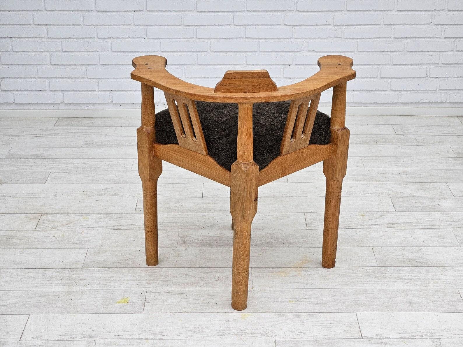 Sheepskin_Armchair_in_Oak,_1955,_Denmark