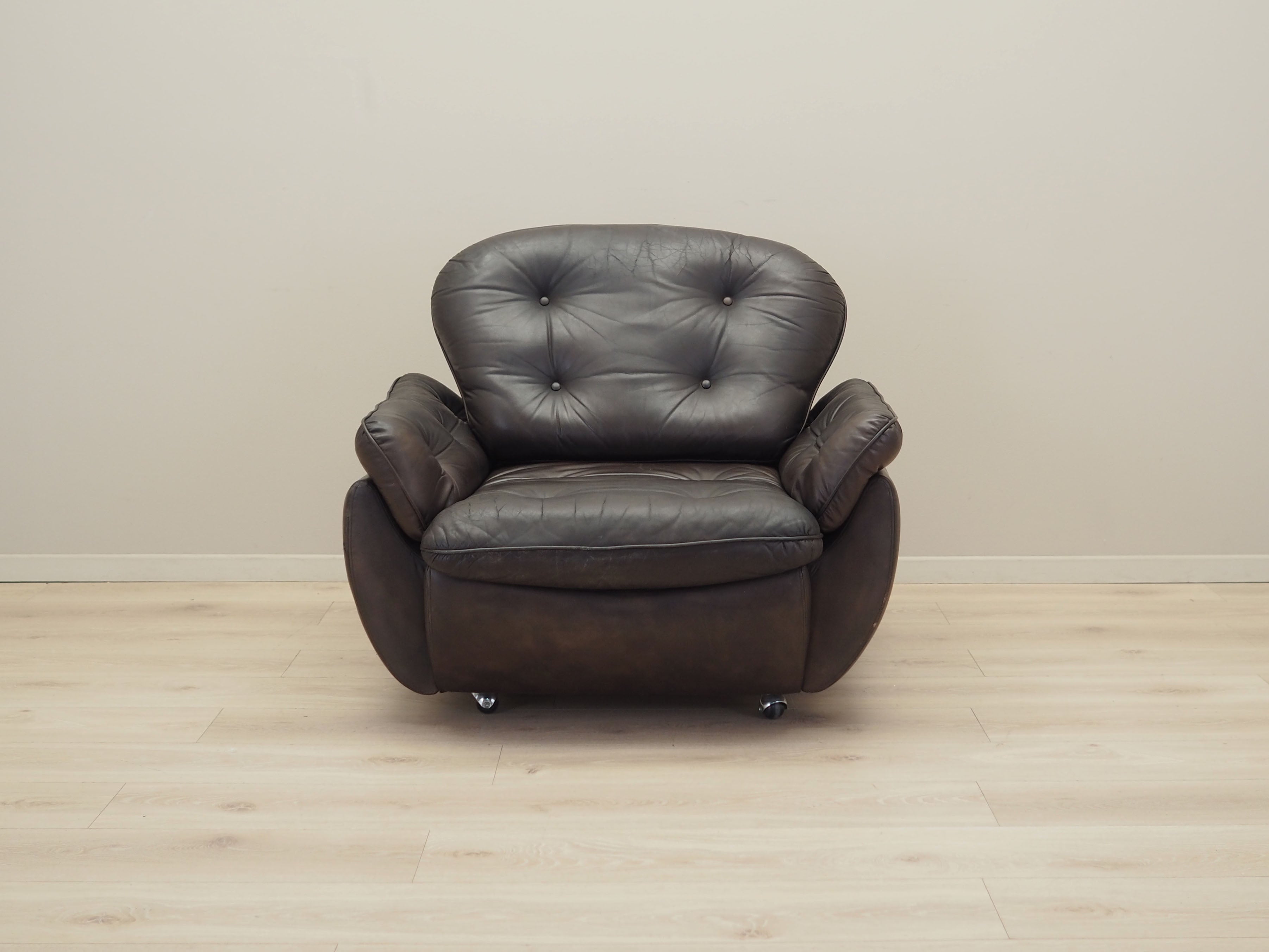 Armchair_With_Castors,_Natural_Leather,_1970s,_Italy