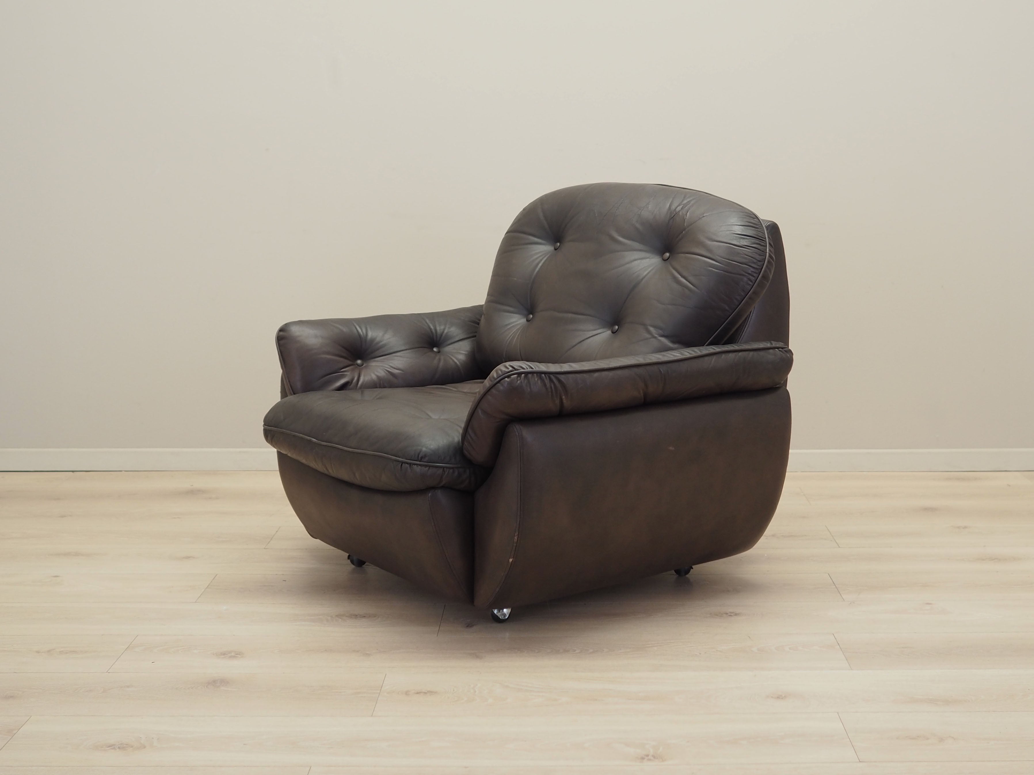 Armchair_With_Castors,_Natural_Leather,_1970s,_Italy