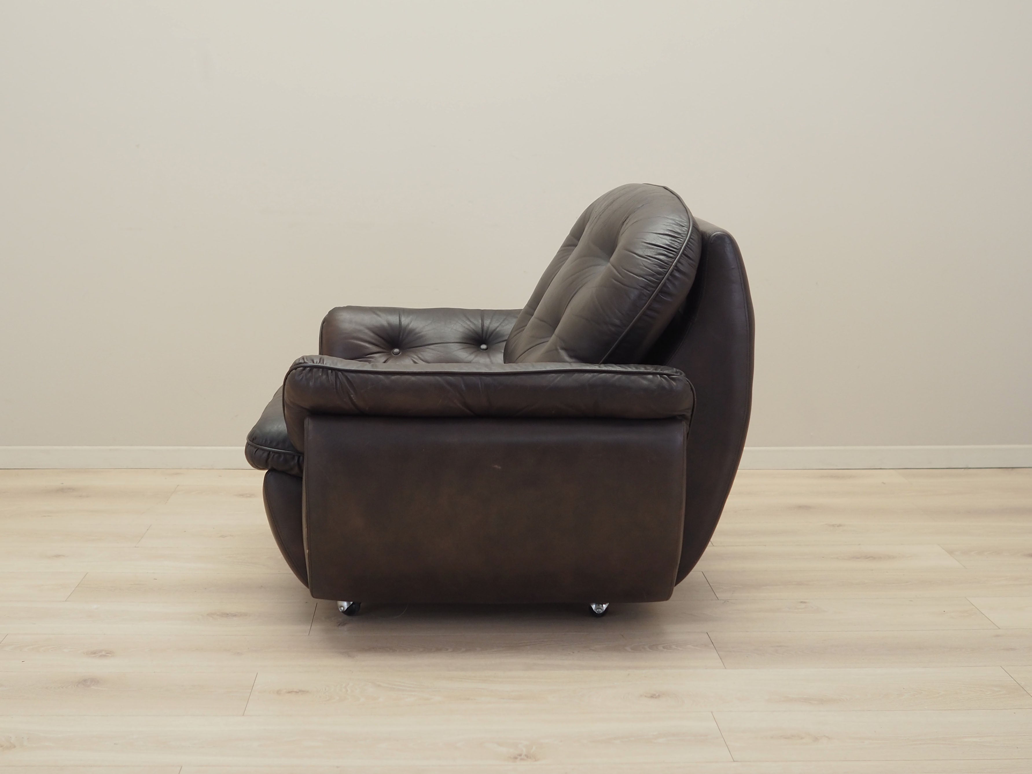 Armchair_With_Castors,_Natural_Leather,_1970s,_Italy