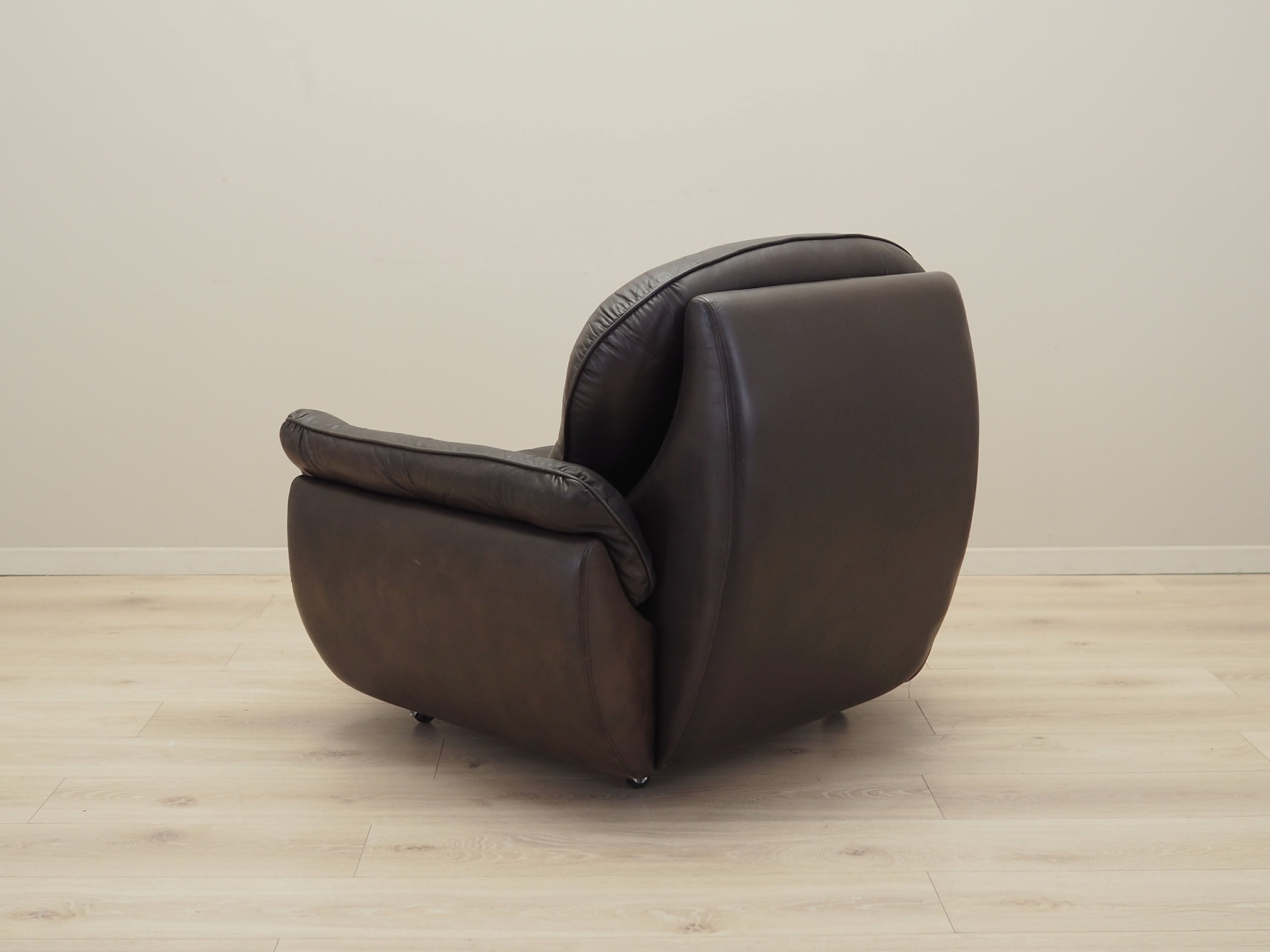 Armchair_With_Castors,_Natural_Leather,_1970s,_Italy