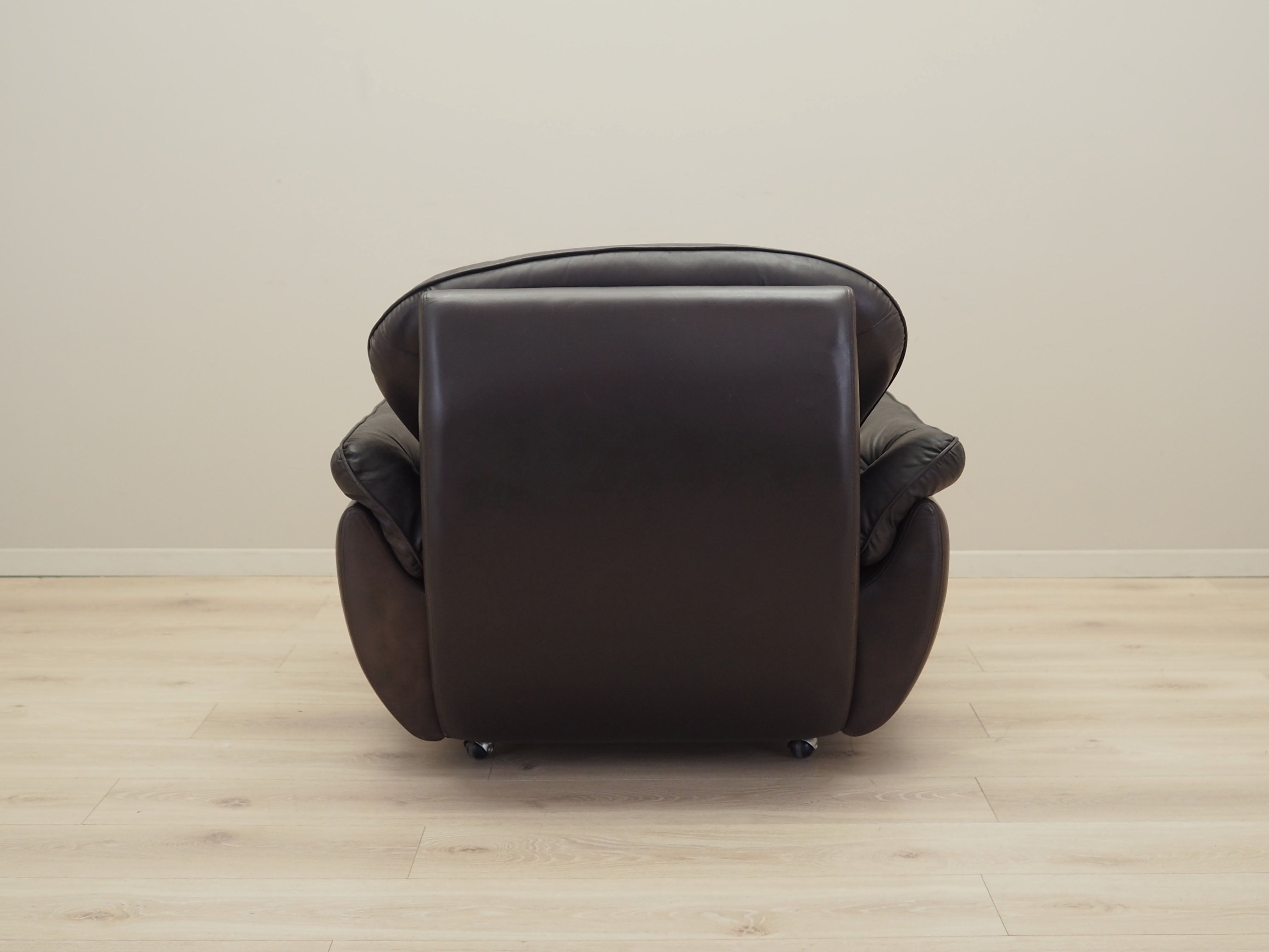 Armchair_With_Castors,_Natural_Leather,_1970s,_Italy