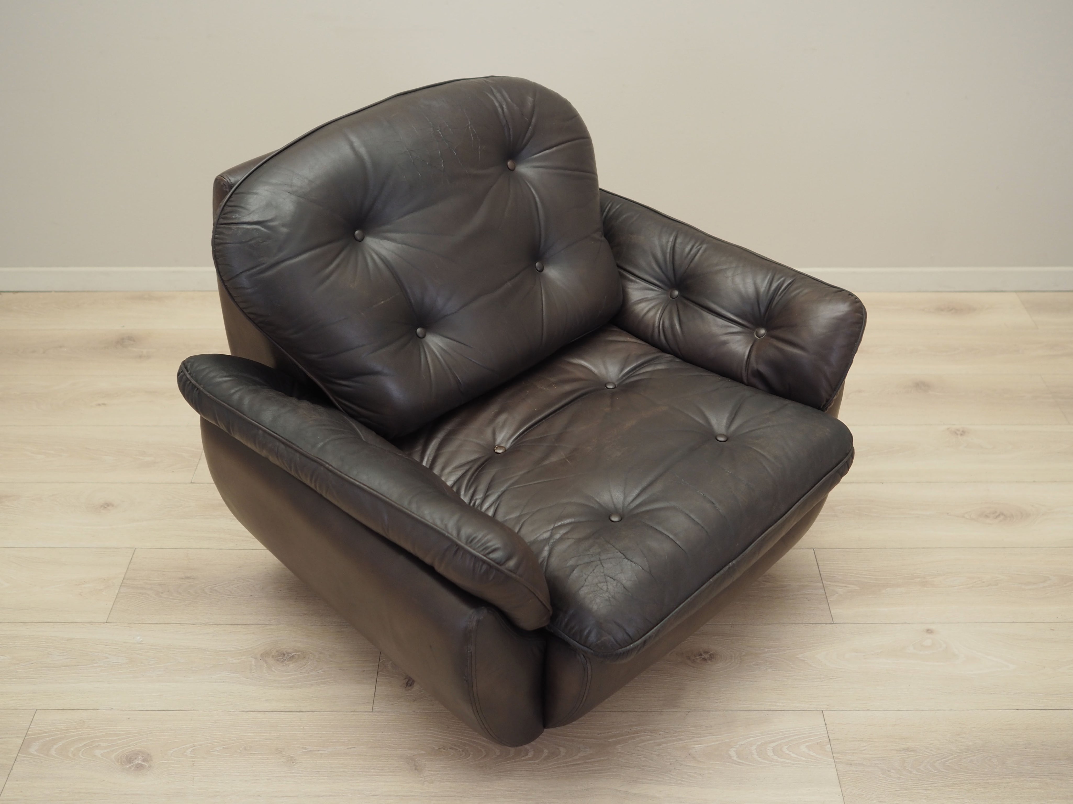 Armchair_With_Castors,_Natural_Leather,_1970s,_Italy