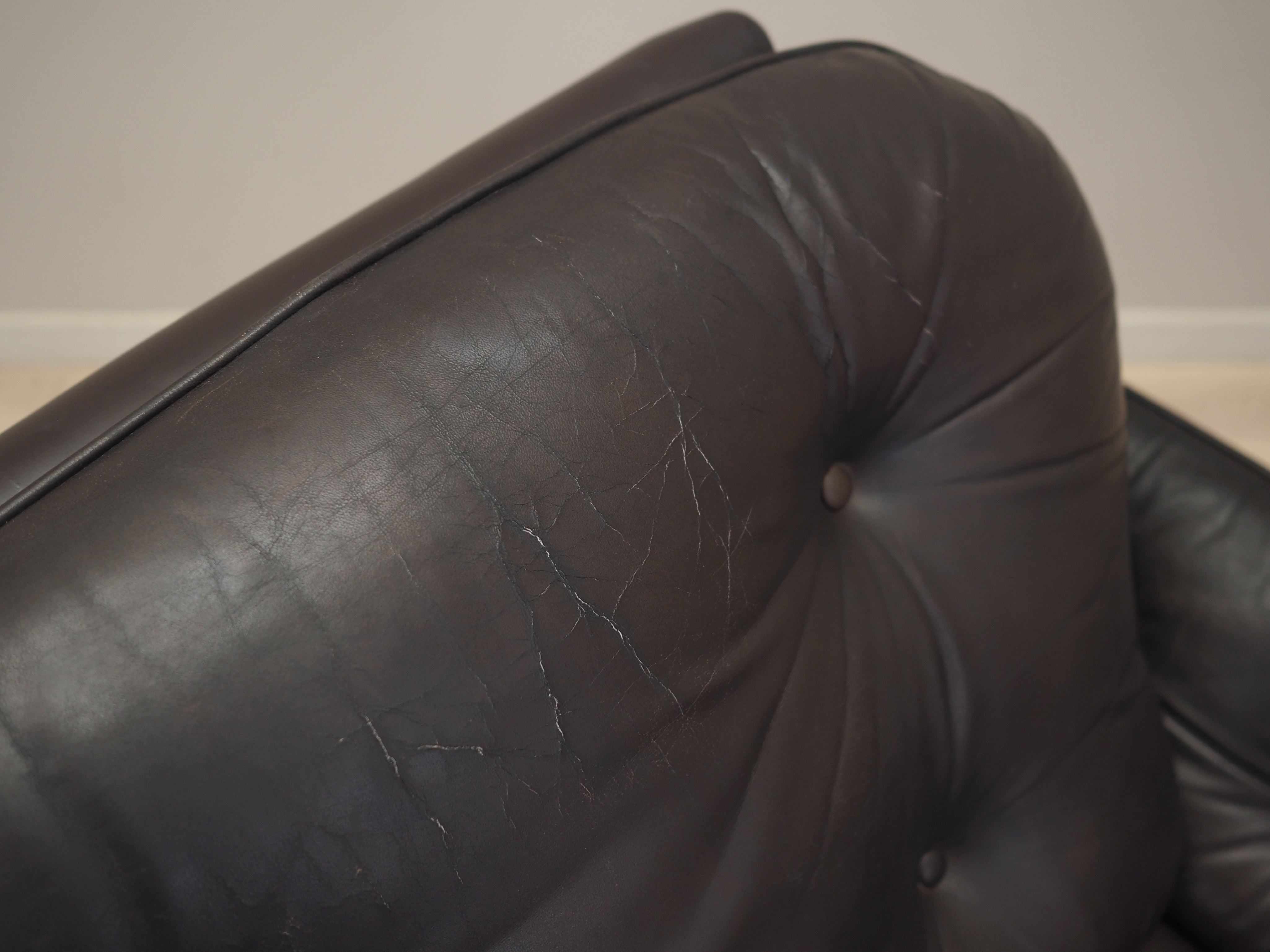 Armchair_With_Castors,_Natural_Leather,_1970s,_Italy