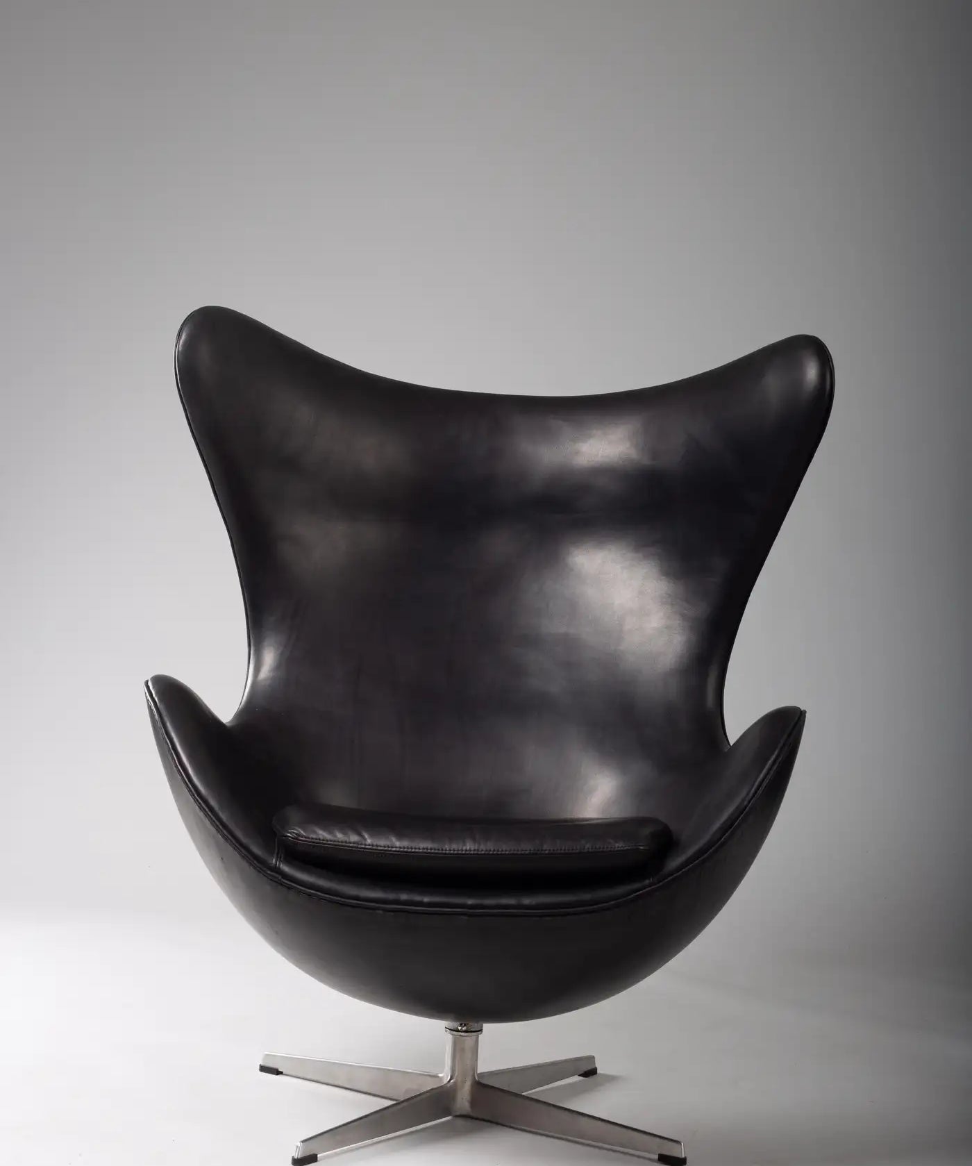 Arne_Jacobsen_Black_Leather_Egg_Chair_for_Fritz_Hansen,_1960s,_Denmark