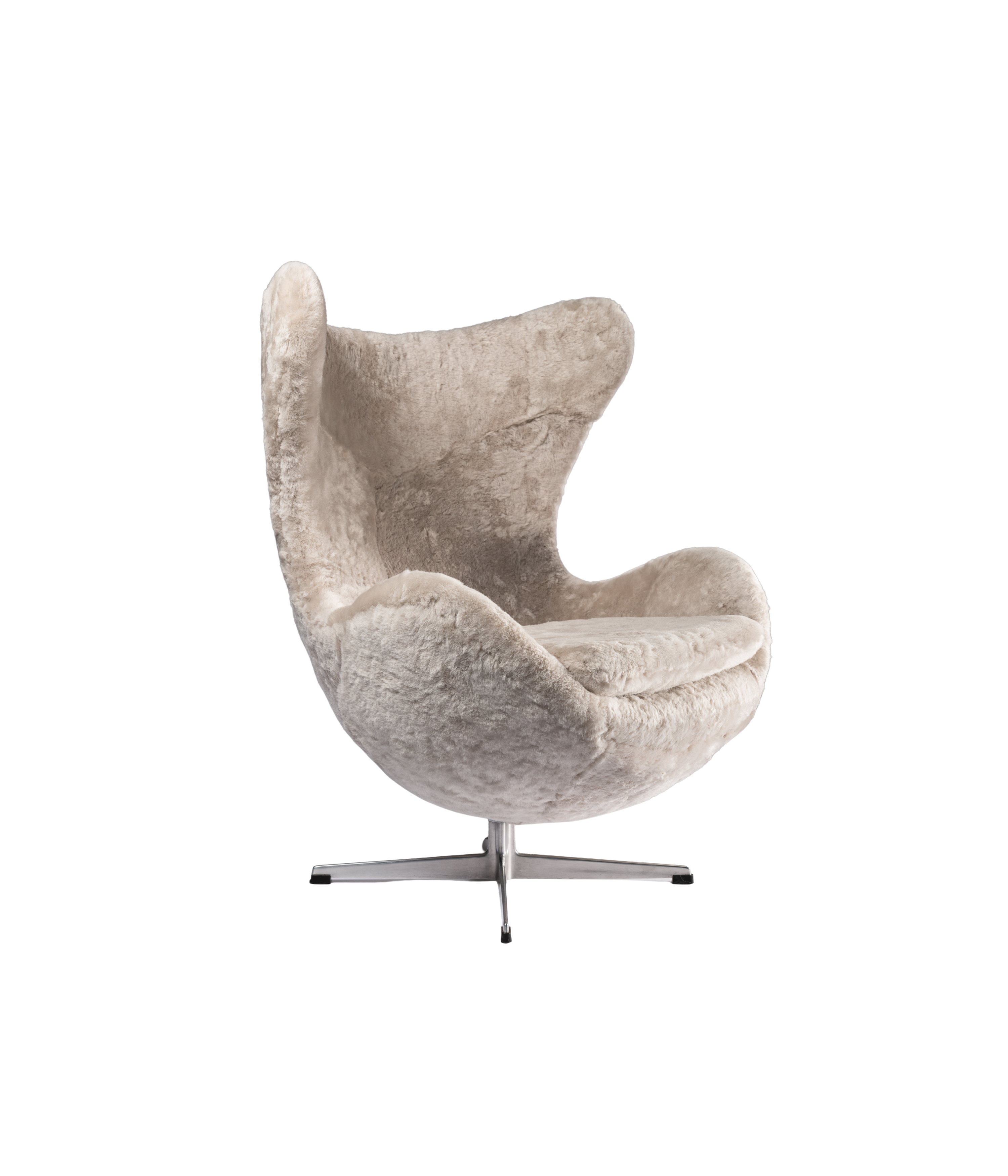 Arne_Jacobsen_Egg_Armchair_in_Sheepskin,_Scandinavian_Design_Icon