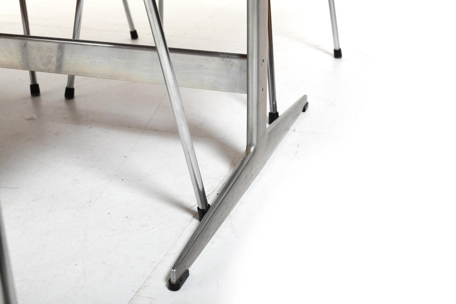 Set_of_Shaker_Table_and_4_Series_7_chairs_by_Arne_Jacobsen_for_Fritz_Hansen,_Denmark