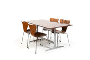 Set_of_Shaker_Table_and_4_Series_7_chairs_by_Arne_Jacobsen_for_Fritz_Hansen,_Denmark