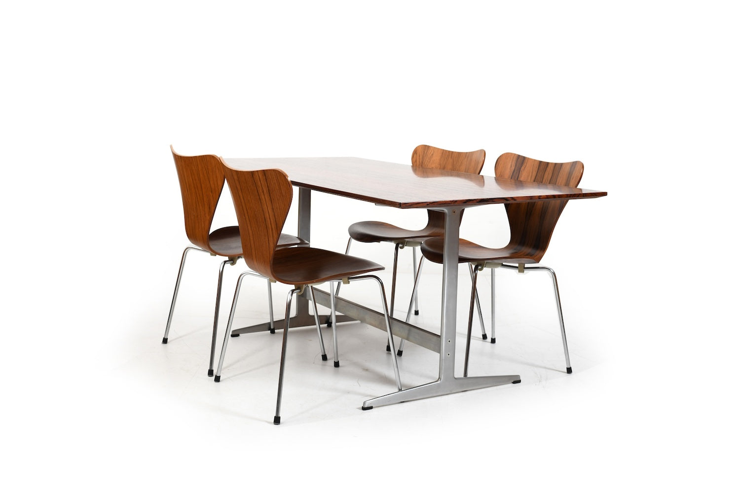 Set_of_Shaker_Table_and_4_Series_7_chairs_by_Arne_Jacobsen_for_Fritz_Hansen,_Denmark