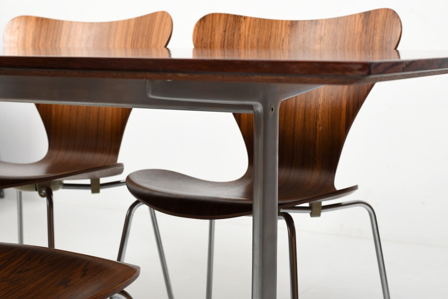 Set_of_Shaker_Table_and_4_Series_7_chairs_by_Arne_Jacobsen_for_Fritz_Hansen,_Denmark