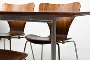 Set_of_Shaker_Table_and_4_Series_7_chairs_by_Arne_Jacobsen_for_Fritz_Hansen,_Denmark