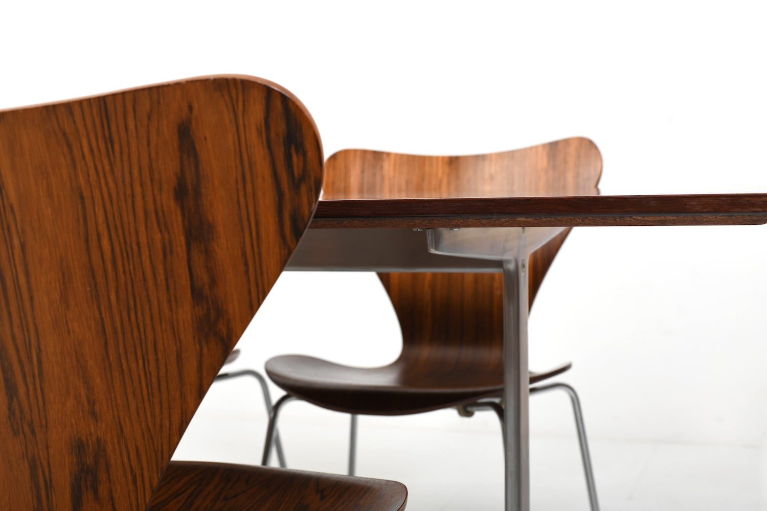 Set_of_Shaker_Table_and_4_Series_7_chairs_by_Arne_Jacobsen_for_Fritz_Hansen,_Denmark