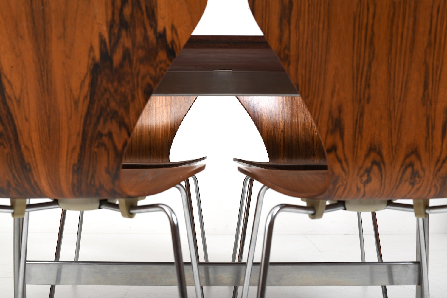 Set_of_Shaker_Table_and_4_Series_7_chairs_by_Arne_Jacobsen_for_Fritz_Hansen,_Denmark