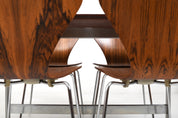 Set_of_Shaker_Table_and_4_Series_7_chairs_by_Arne_Jacobsen_for_Fritz_Hansen,_Denmark
