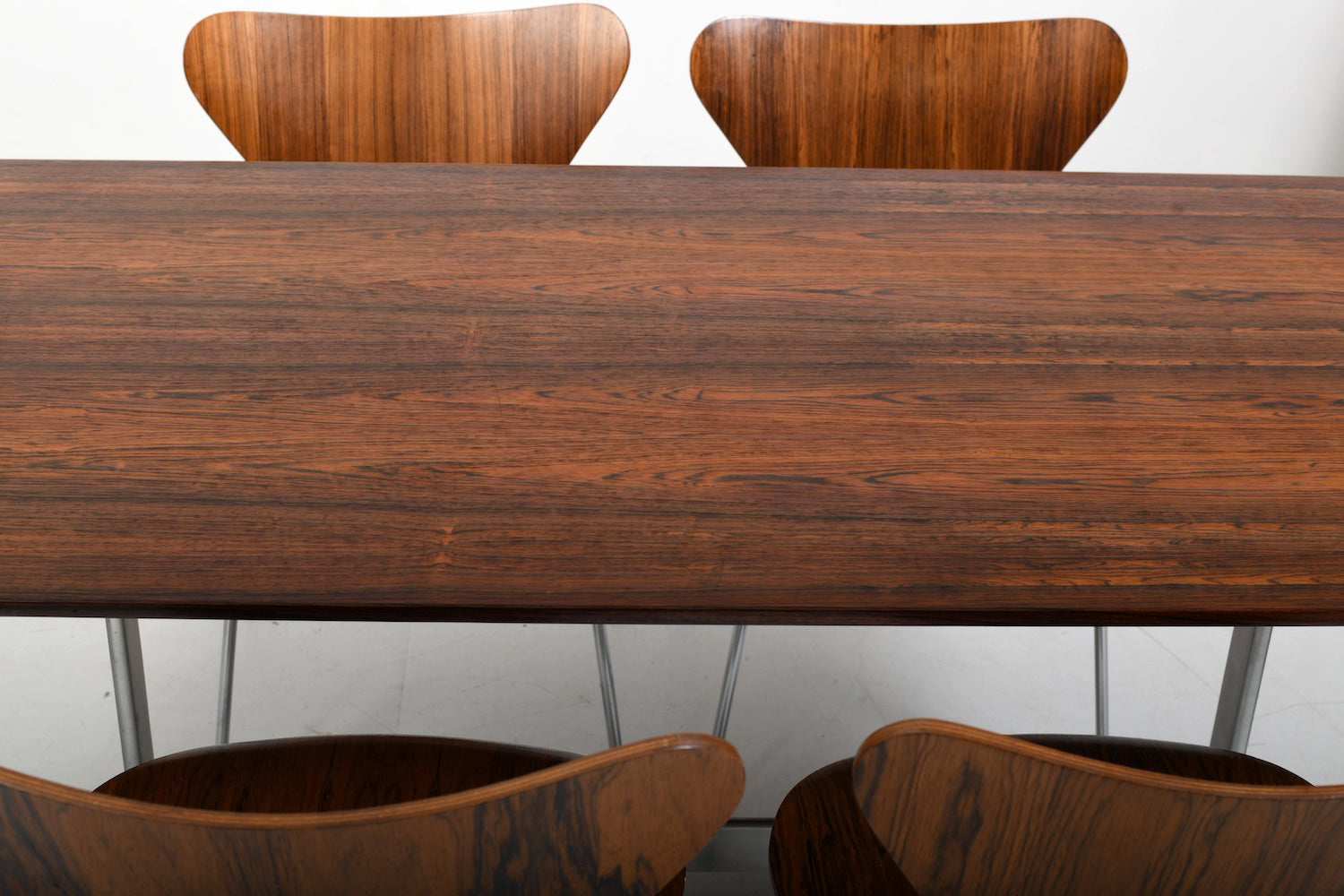 Set_of_Shaker_Table_and_4_Series_7_chairs_by_Arne_Jacobsen_for_Fritz_Hansen,_Denmark