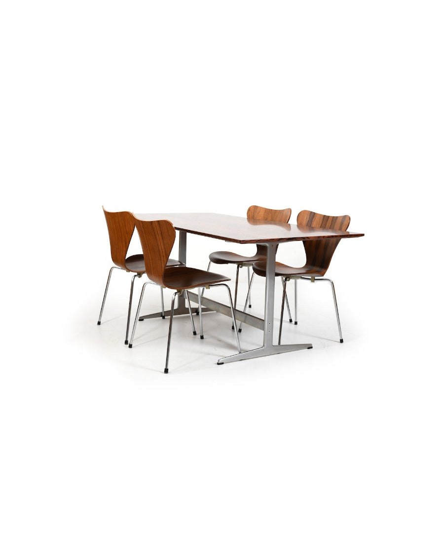 Set_of_Shaker_Table_and_4_Series_7_chairs_by_Arne_Jacobsen_for_Fritz_Hansen,_Denmark