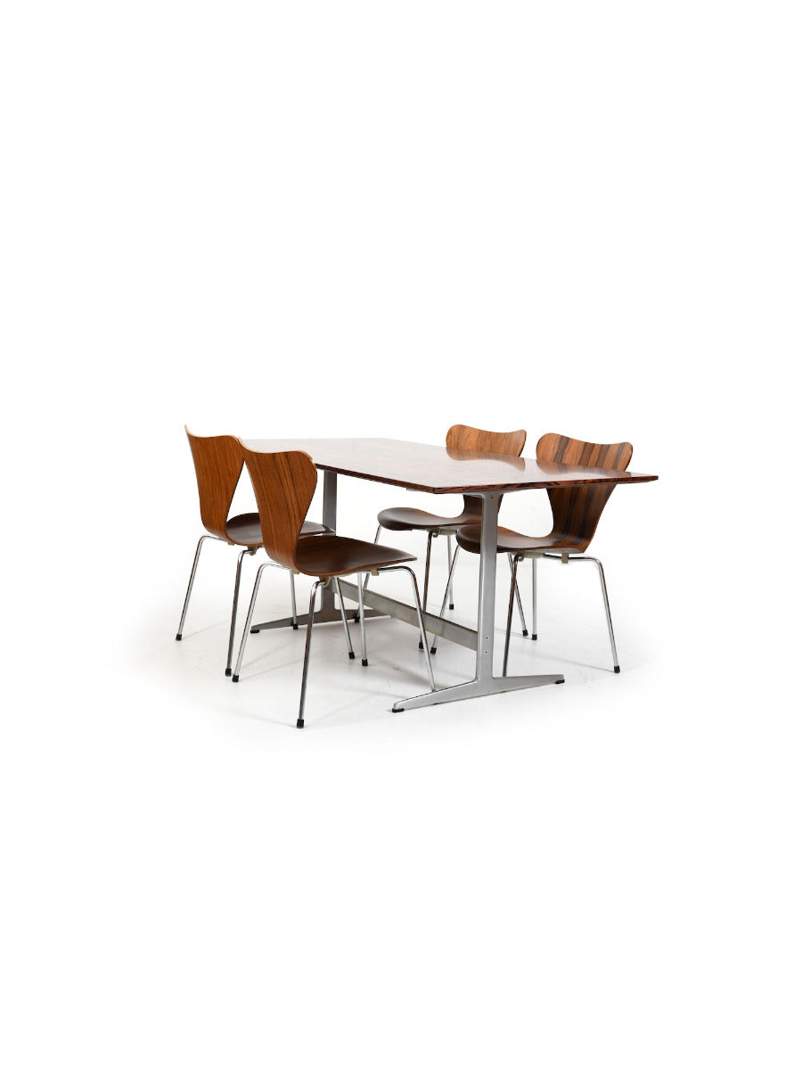 Set_of_Shaker_Table_and_4_Series_7_chairs_by_Arne_Jacobsen_for_Fritz_Hansen,_Denmark