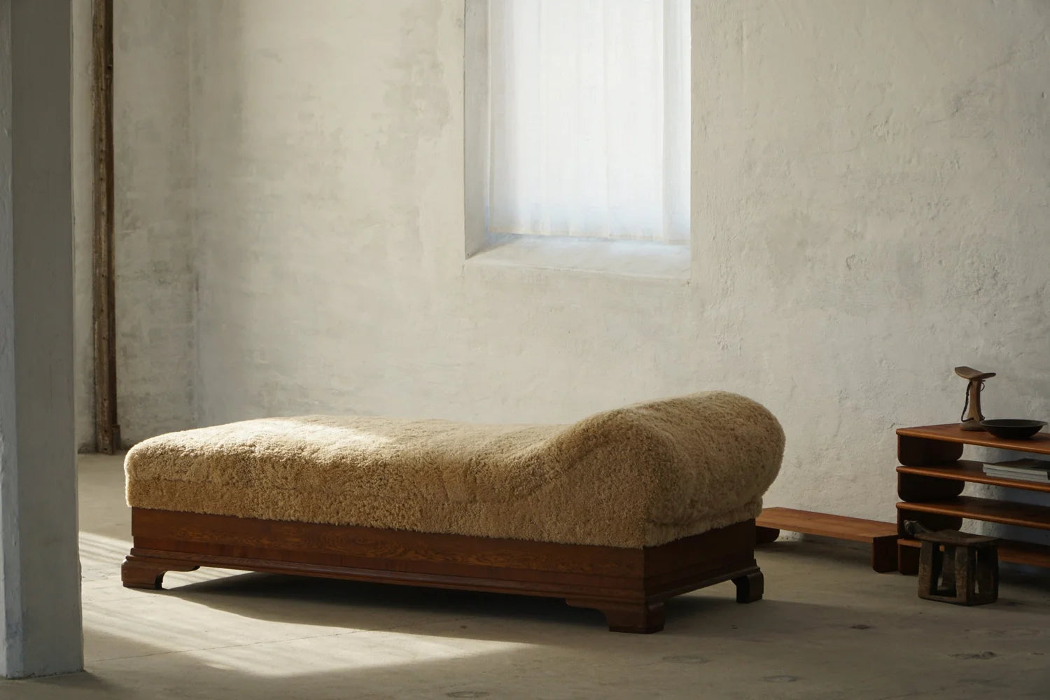 Art_Deco_Daybed_in_Lambswool_Upholstery,_1930s
