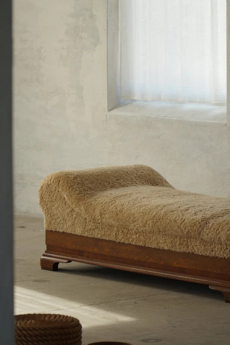 Art_Deco_Daybed_in_Lambswool_Upholstery,_1930s