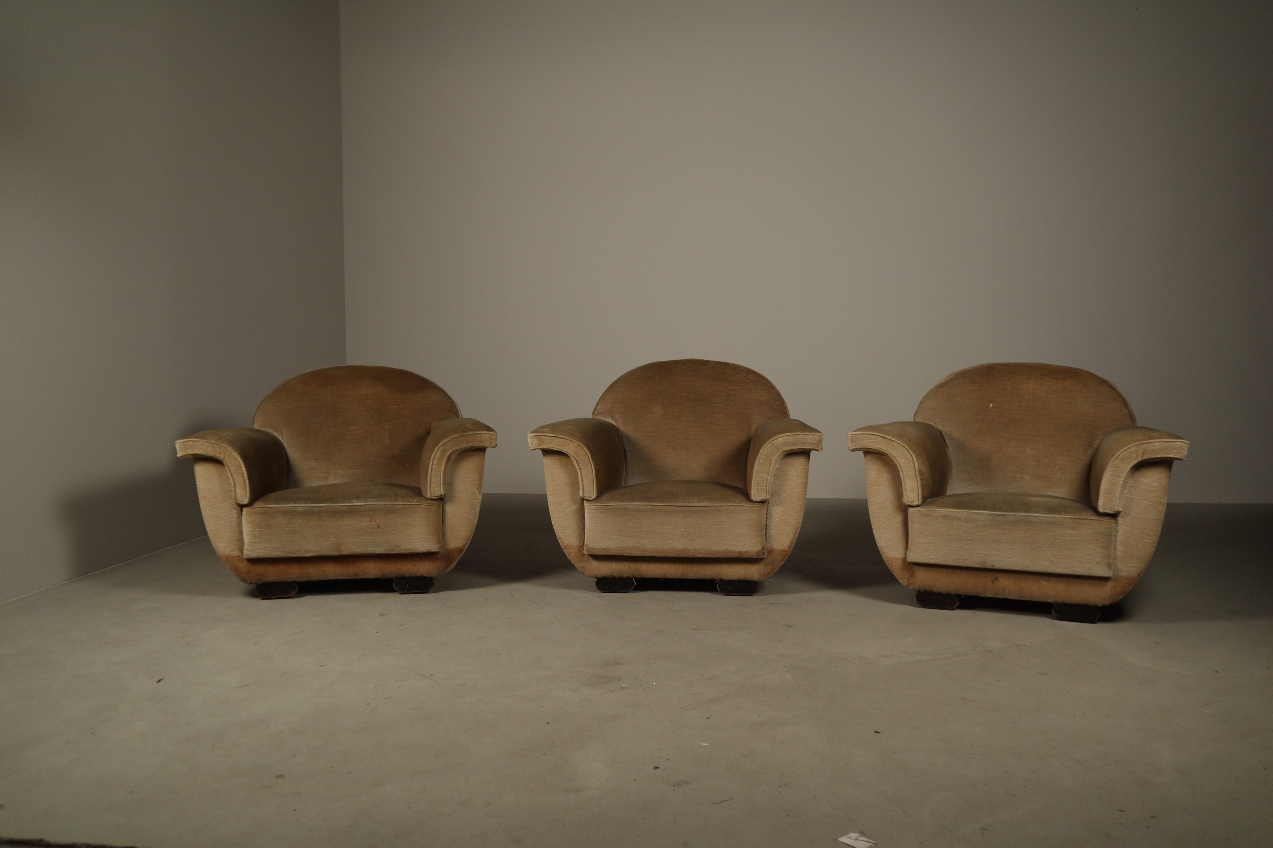 Belgian_Art_Deco_Lounge_Chair_in_Original_Velvet,_1930s