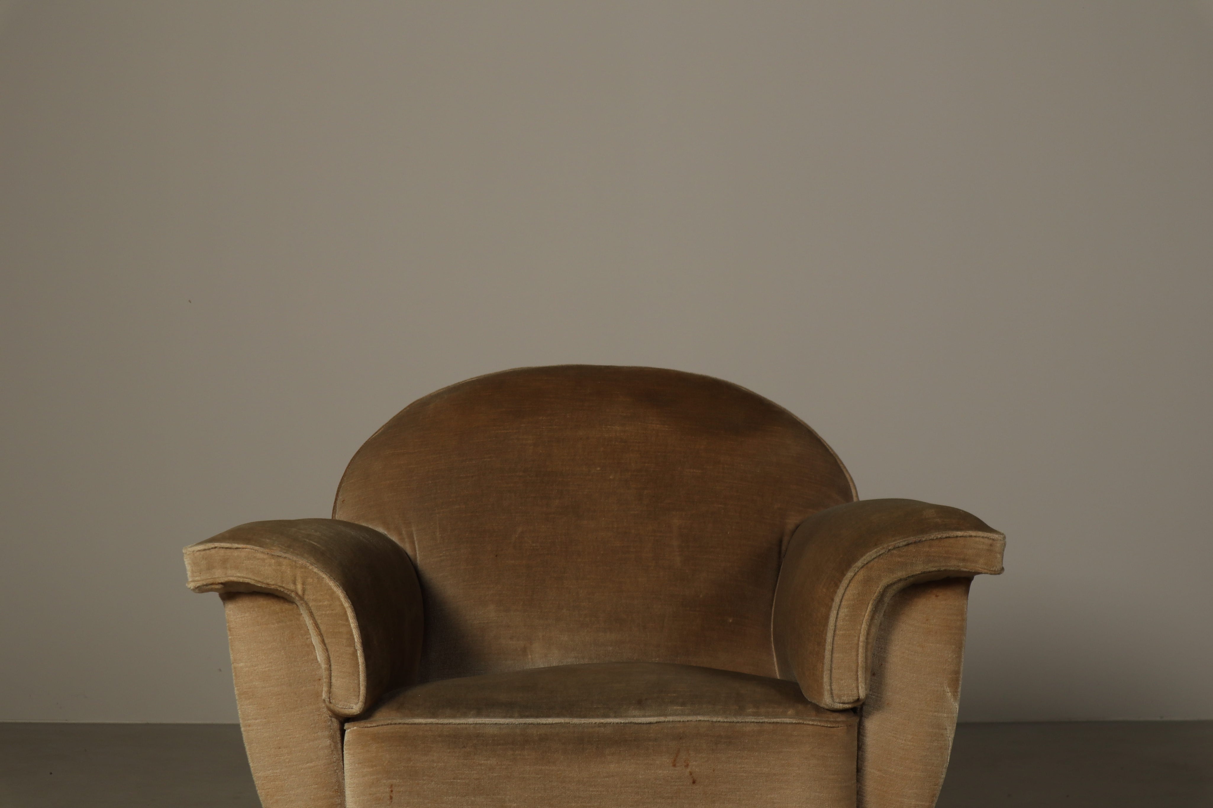 Belgian_Art_Deco_Lounge_Chair_in_Original_Velvet,_1930s