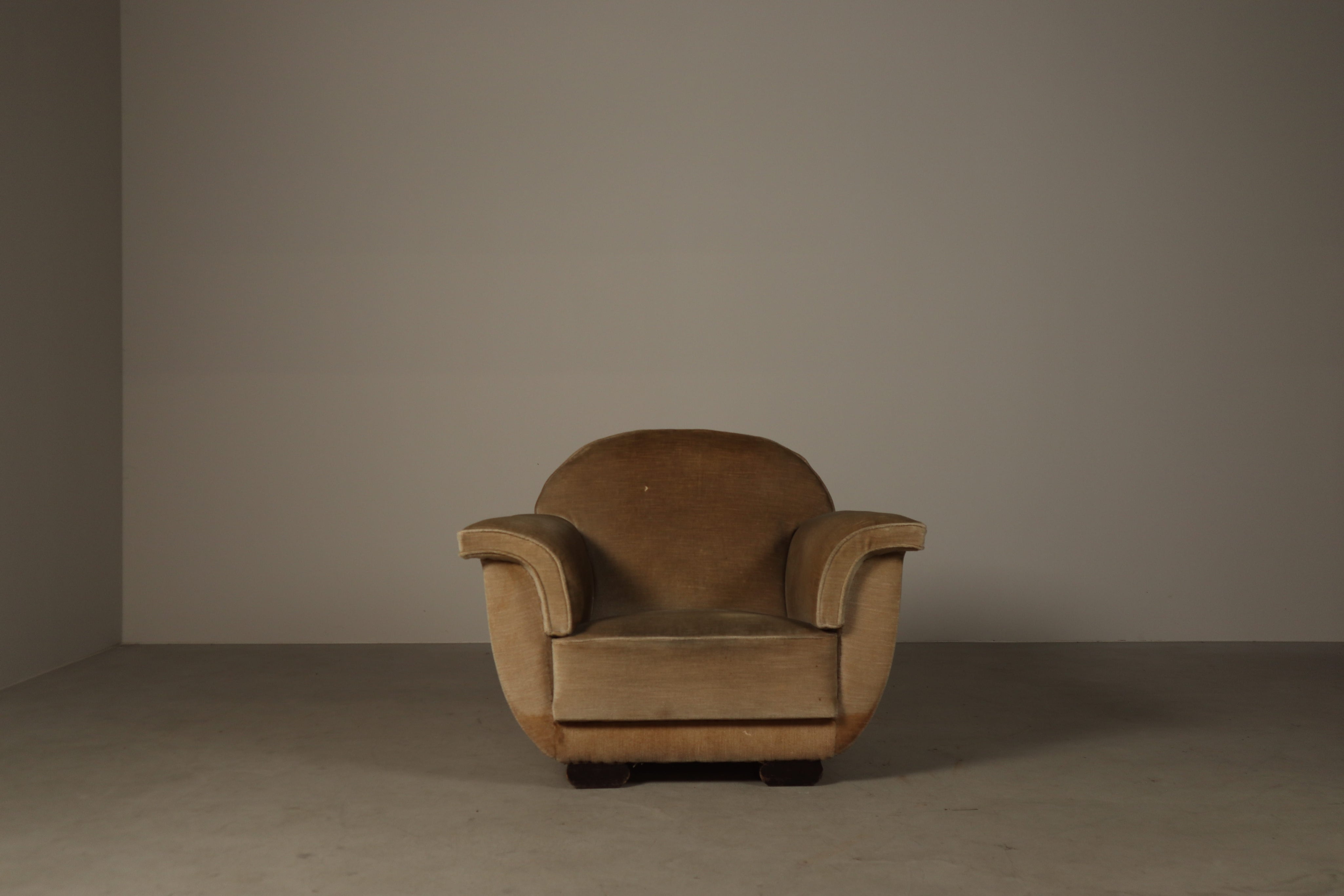 Belgian_Art_Deco_Lounge_Chair_in_Original_Velvet,_1930s