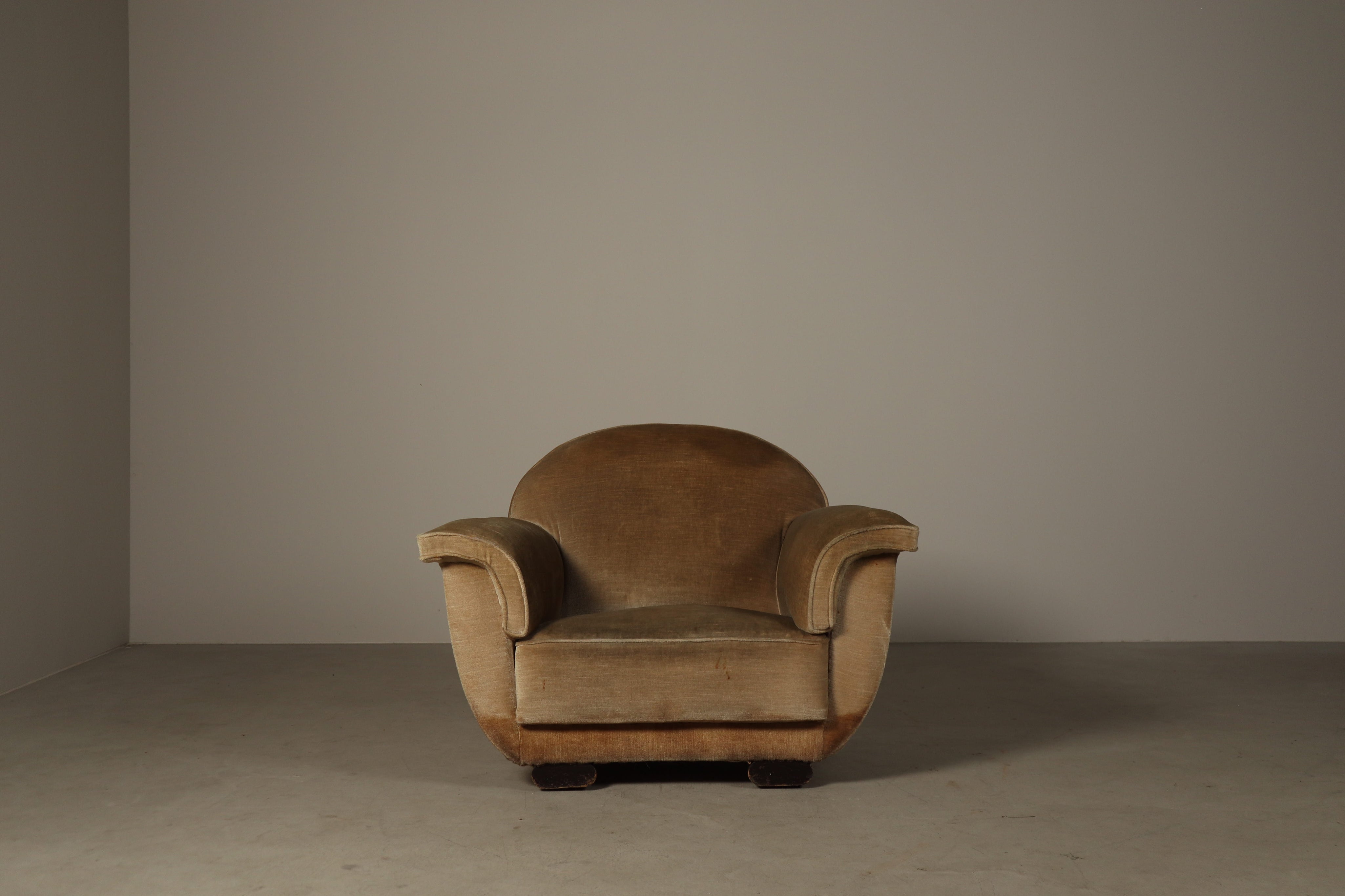 Belgian_Art_Deco_Lounge_Chair_in_Original_Velvet,_1930s
