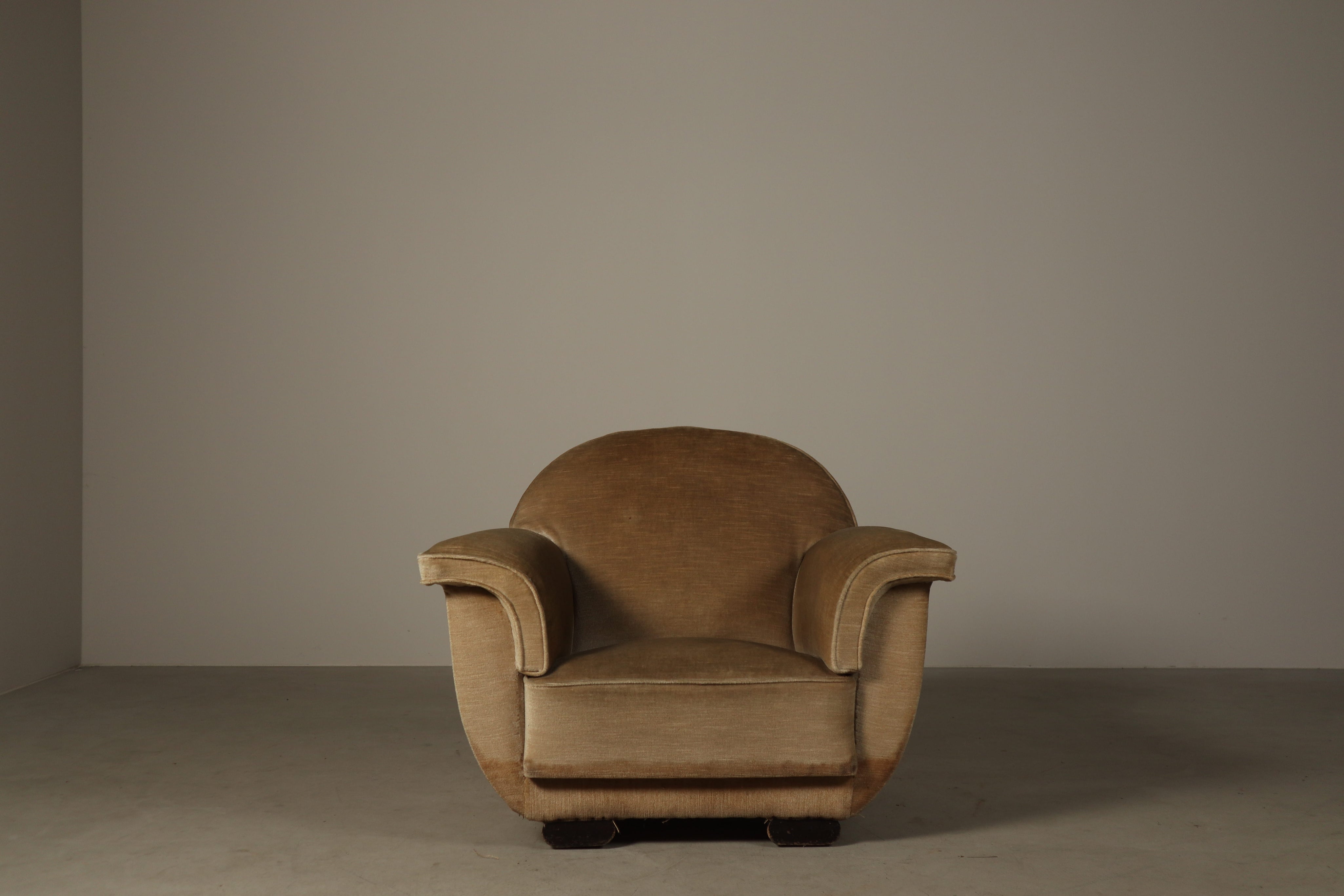 Belgian_Art_Deco_Lounge_Chair_in_Original_Velvet,_1930s