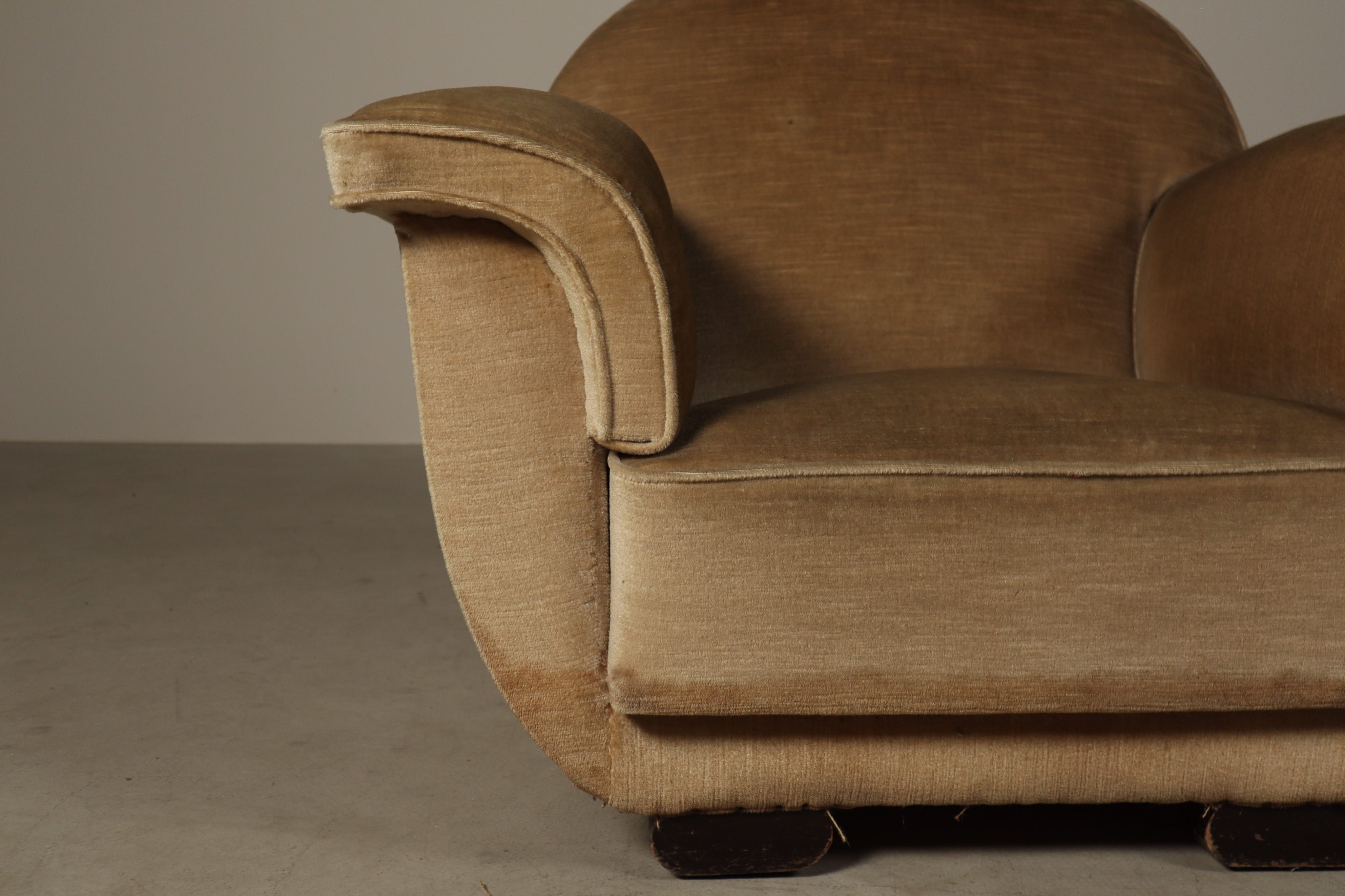 Belgian_Art_Deco_Lounge_Chair_in_Original_Velvet,_1930s