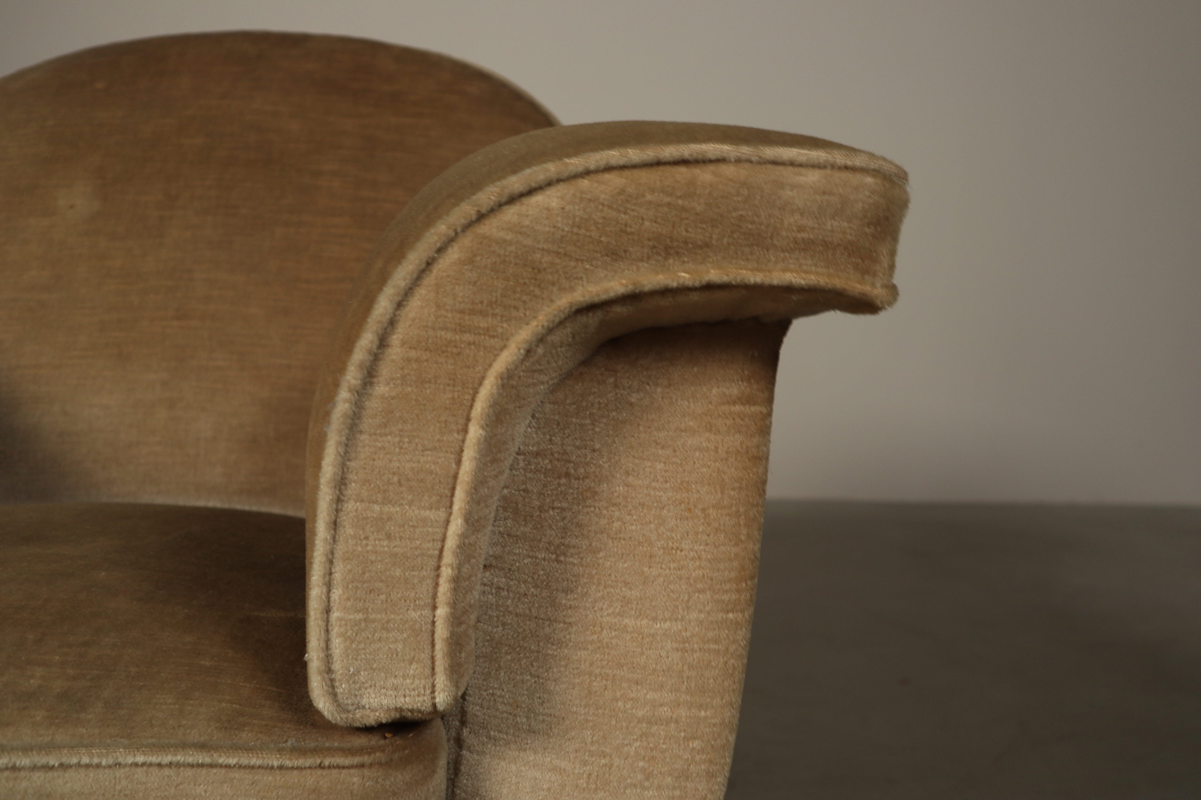 Belgian_Art_Deco_Lounge_Chair_in_Original_Velvet,_1930s