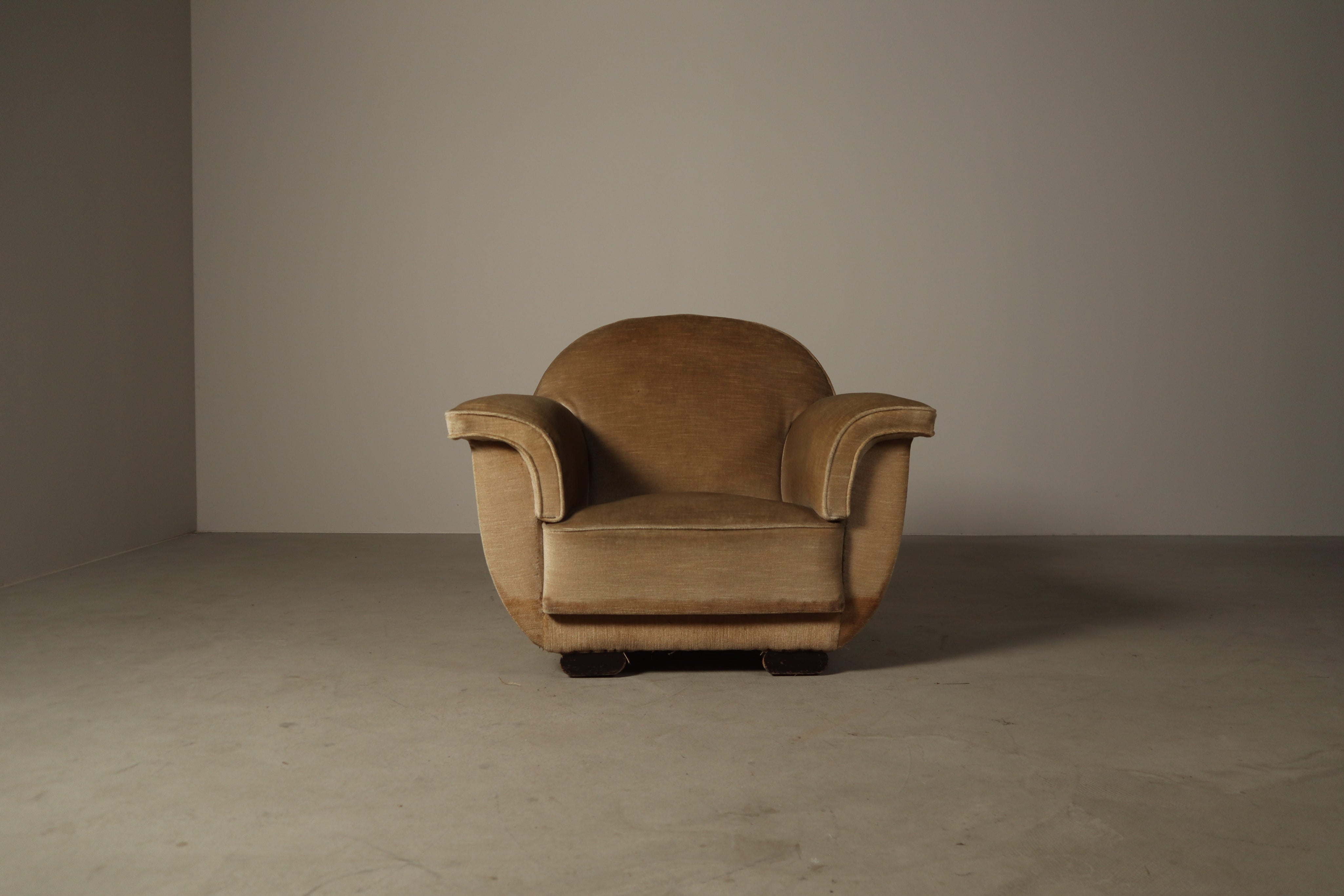 Belgian_Art_Deco_Lounge_Chair_in_Original_Velvet,_1930s