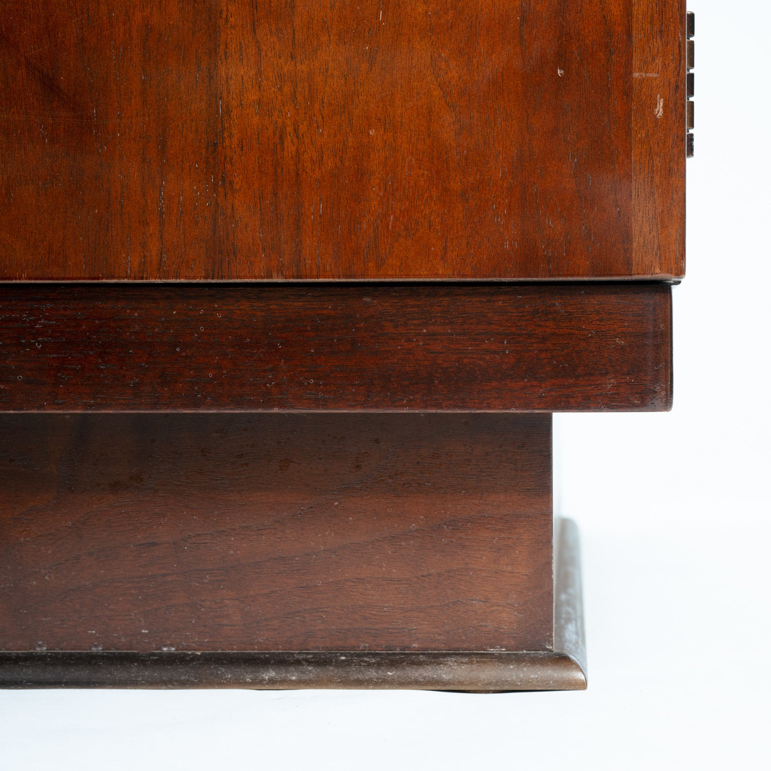 Pair_of_Baker_Furniture_Walnut_Veneer_Bedside_Cabinets_with_Brass_Hardware