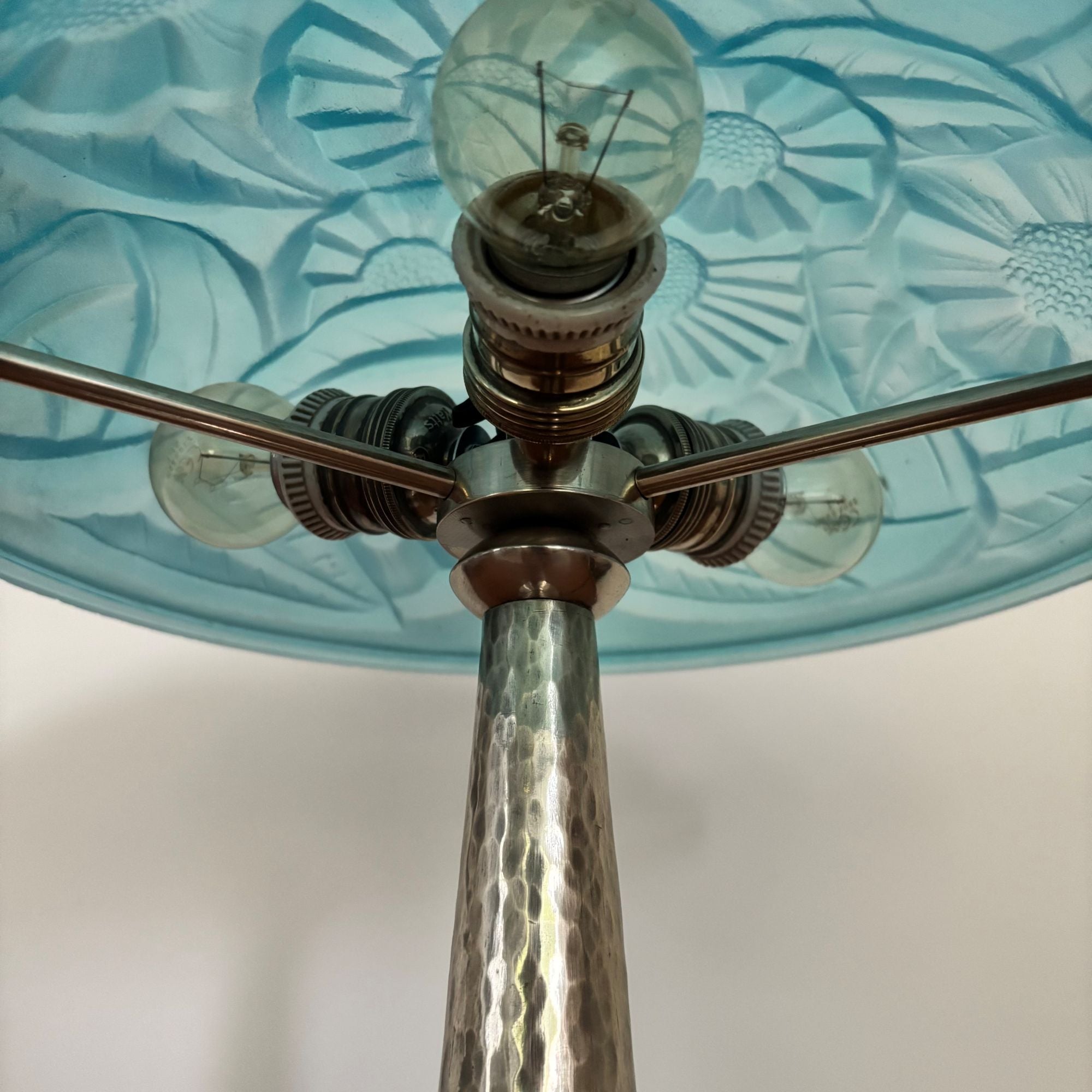 1920s–30s_Art_Deco_Table_Lamp_by_David_Guéron_for_Degué,_Blue_Pâte_de_Verre_Glass,_France