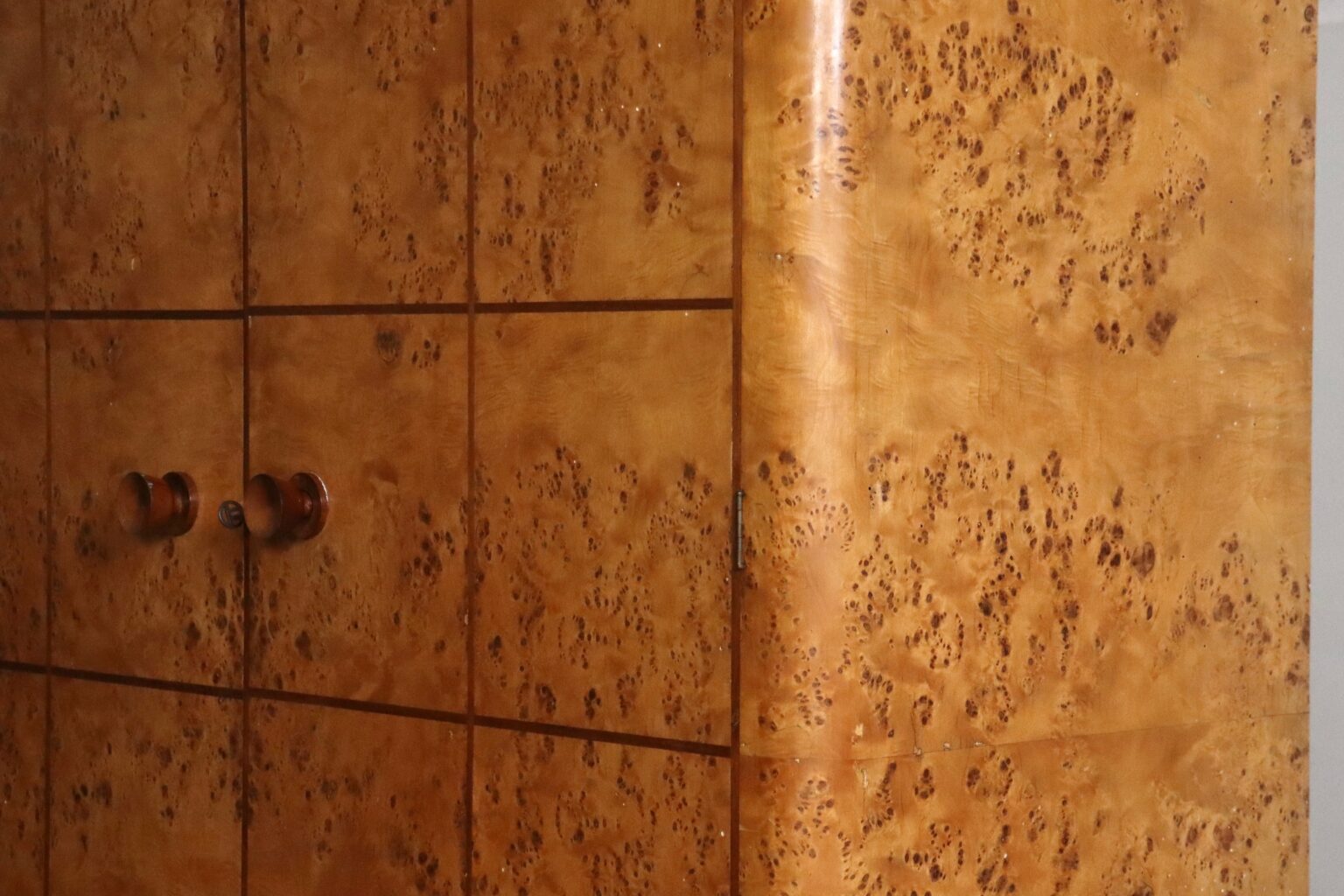 Art_Deco_Wardrobe_in_Burl_Walnut,_Italy,_circa_1930s