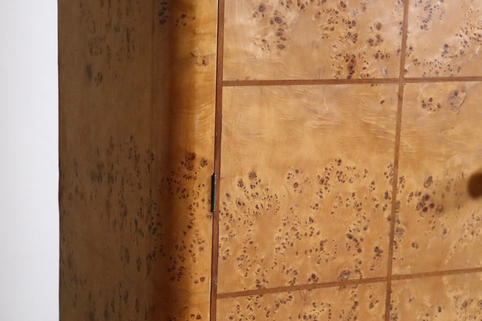 Art_Deco_Wardrobe_in_Burl_Walnut,_Italy,_circa_1930s