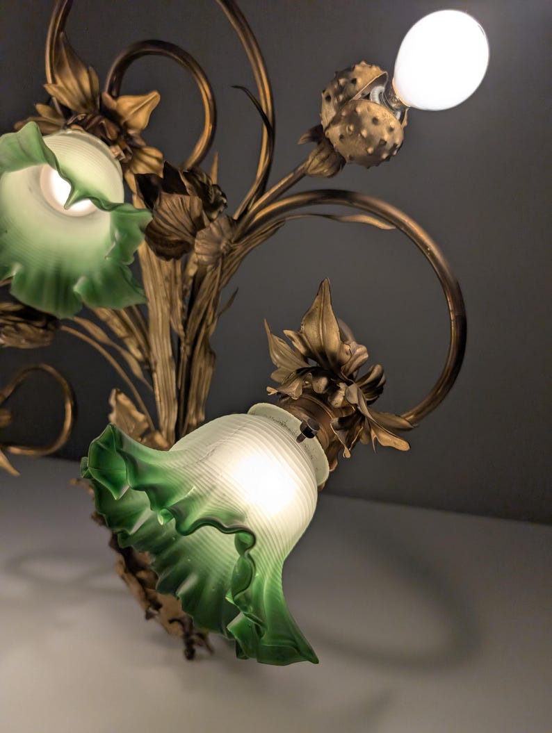 Art_Nouveau_Chestnut_Leaf_and_Green_Glass_Sconce,_1900s