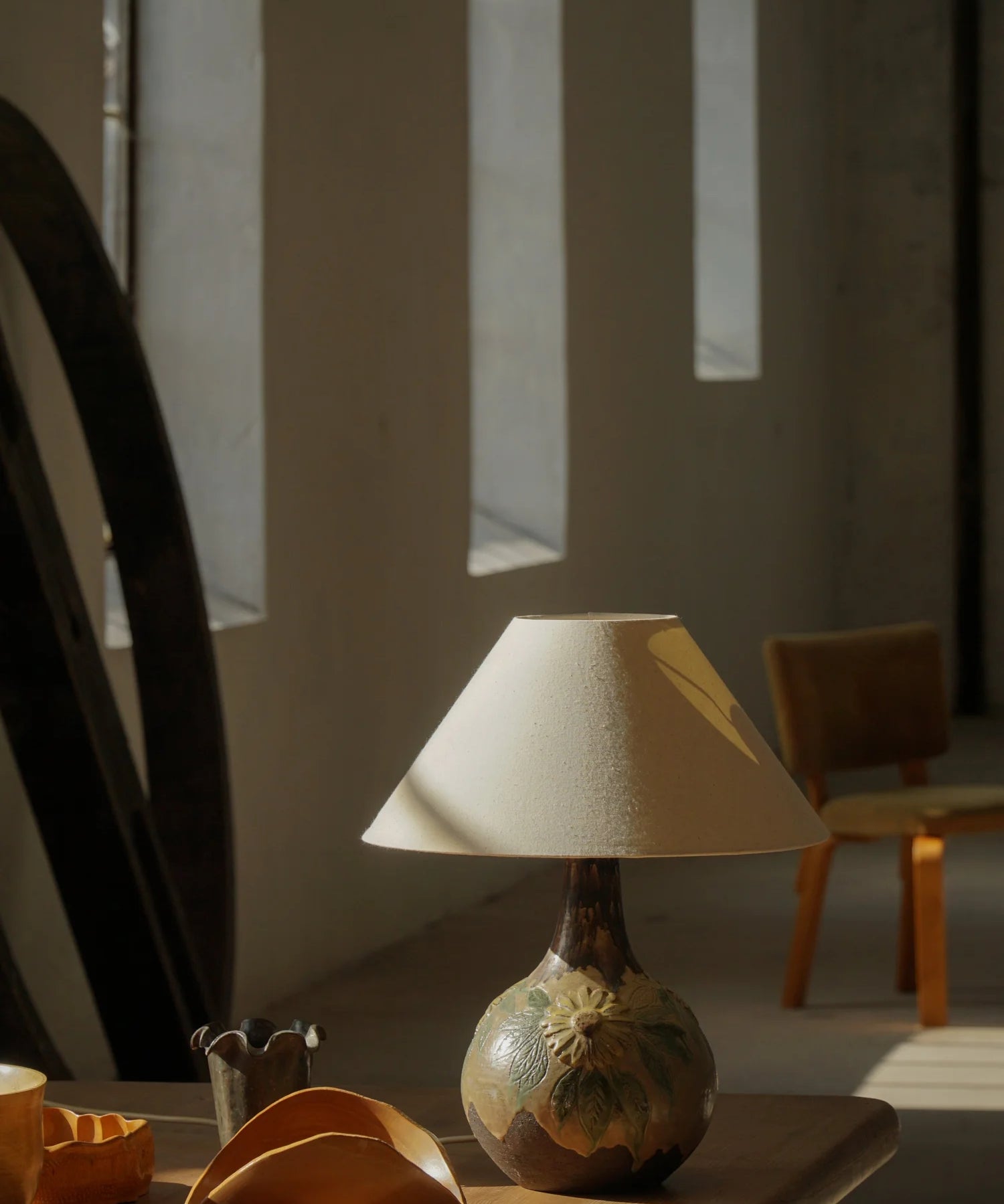 Art_Nouveau_Table_Lamp_with_Sculptural_Metal_Base_and_Decorative_Shade