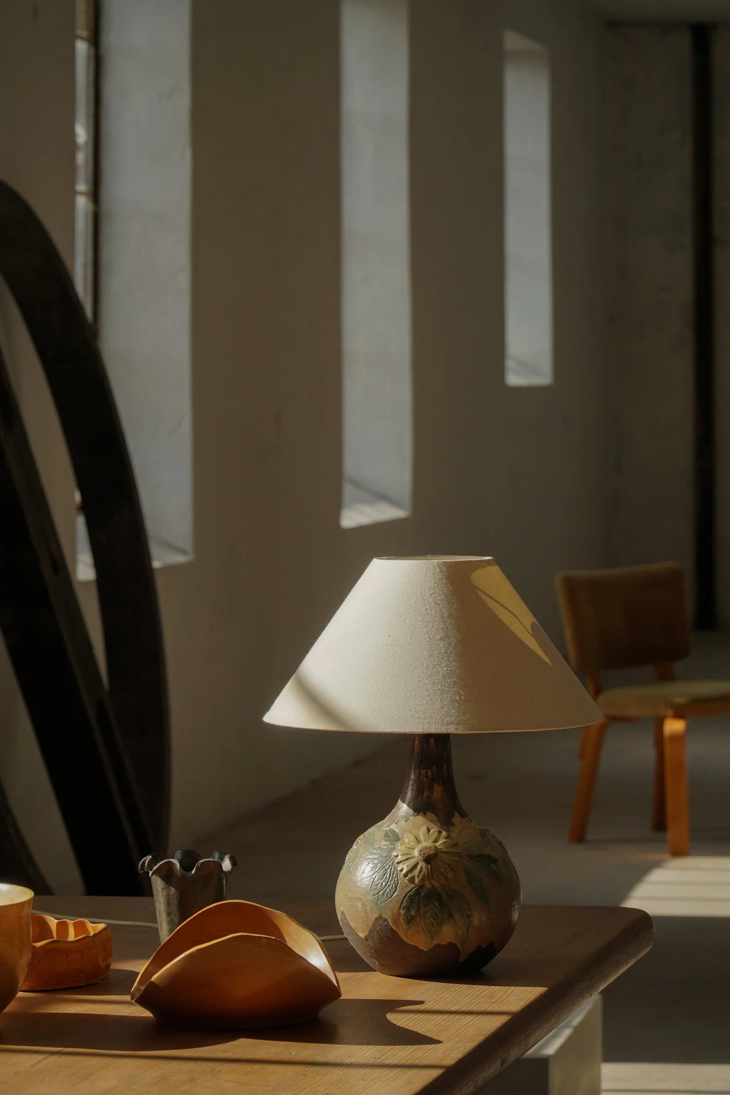 Art_Nouveau_Table_Lamp_with_Sculptural_Metal_Base_and_Decorative_Shade