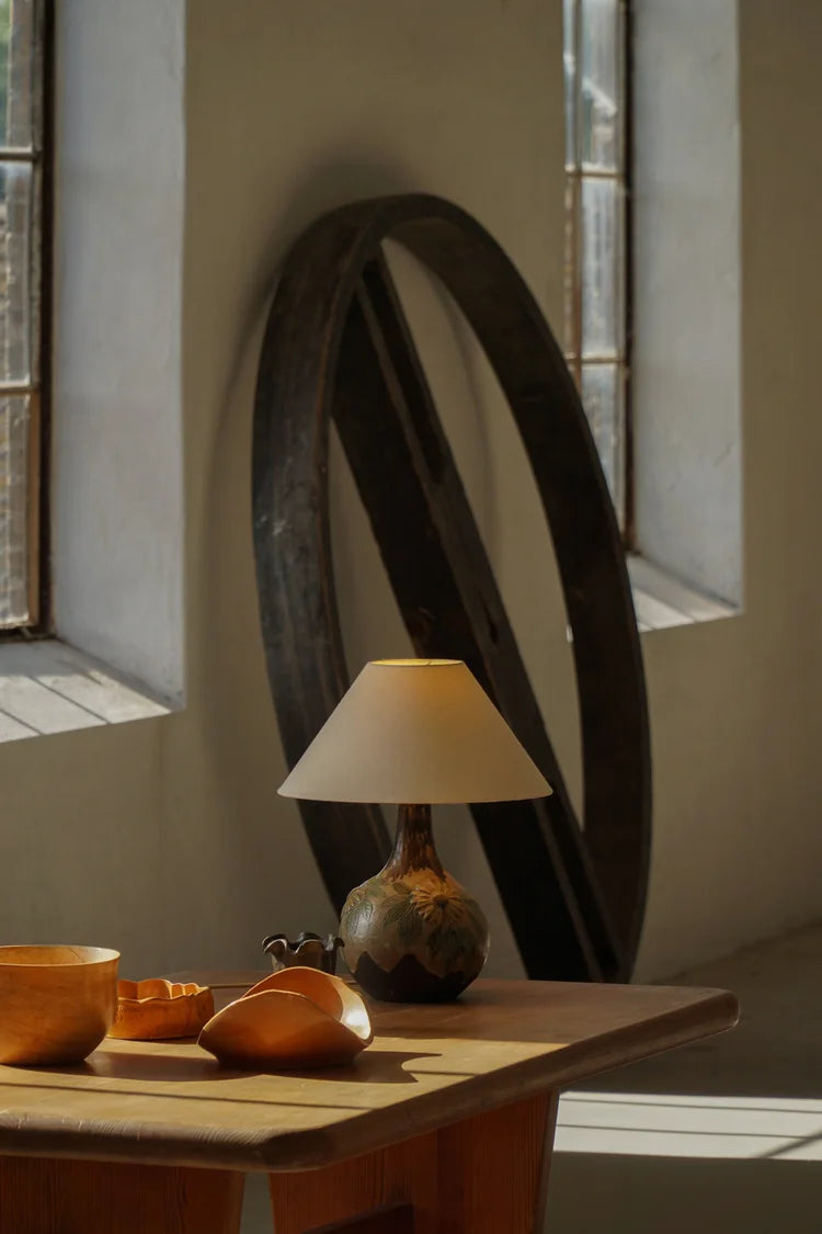 Art_Nouveau_Table_Lamp_with_Sculptural_Metal_Base_and_Decorative_Shade