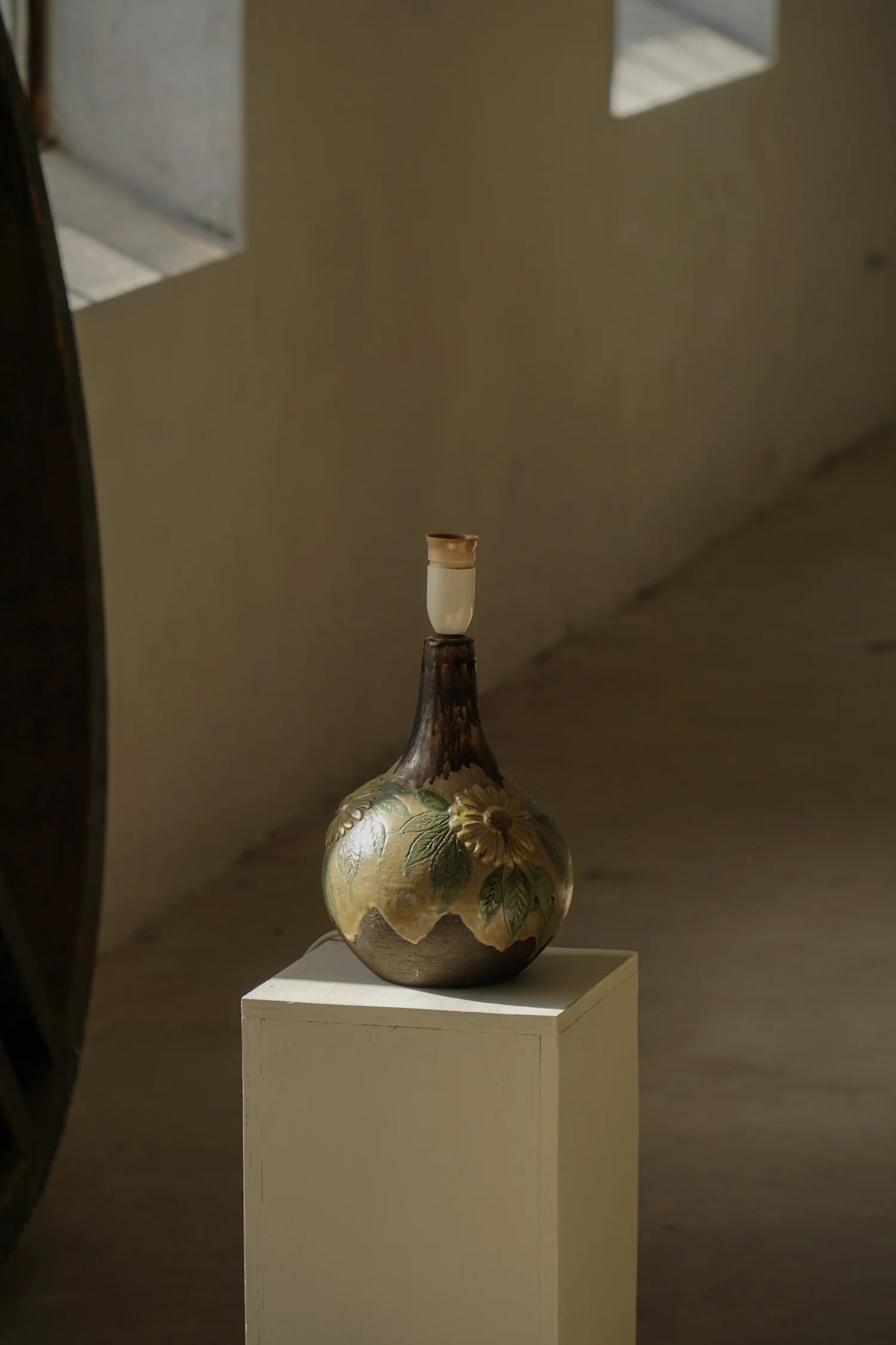 Art_Nouveau_Table_Lamp_with_Sculptural_Metal_Base_and_Decorative_Shade