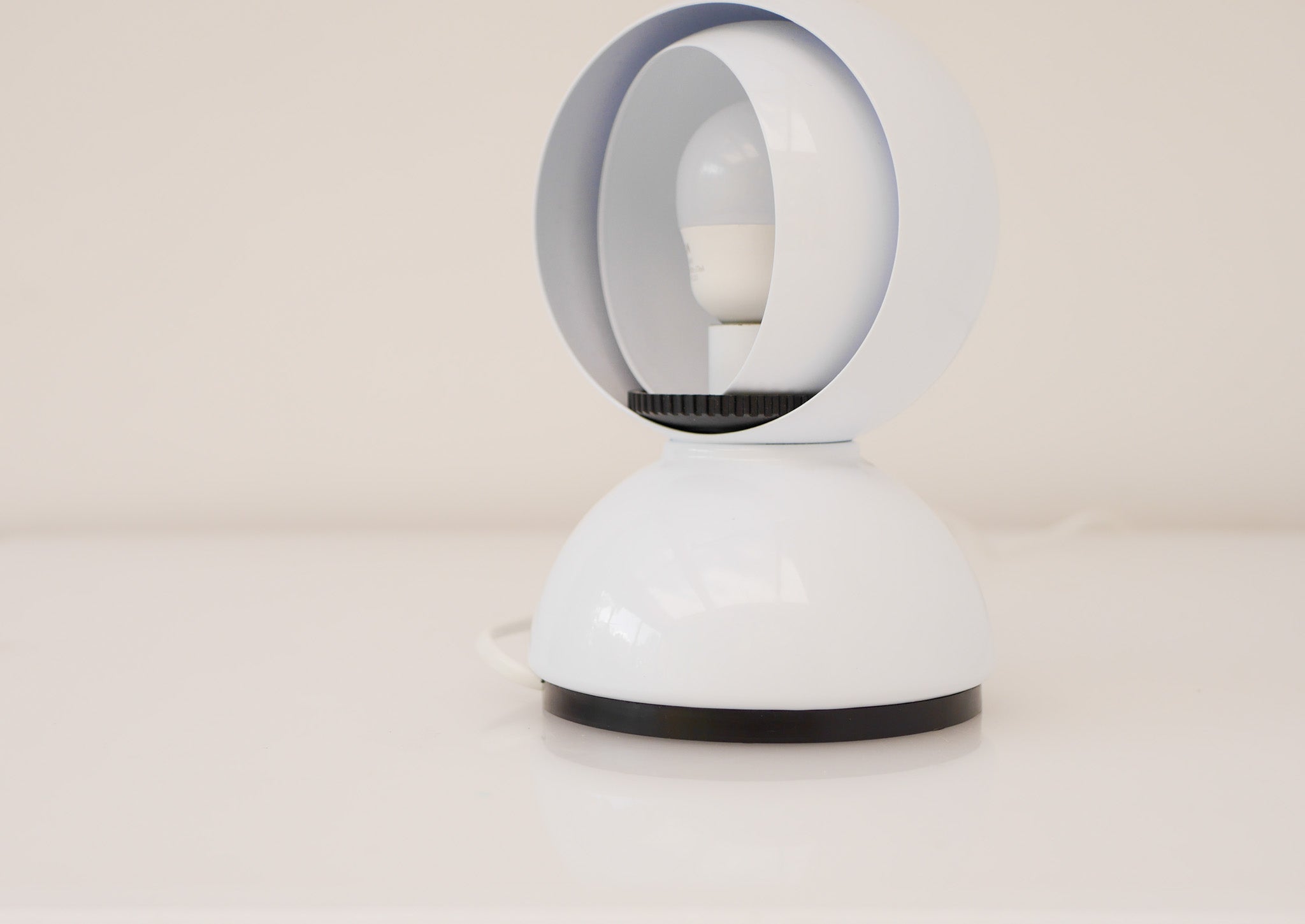 Vintage_Artemide_Eclisse_Table_Lamp_by_Vico_Magistretti,_White,_Italy,_1965