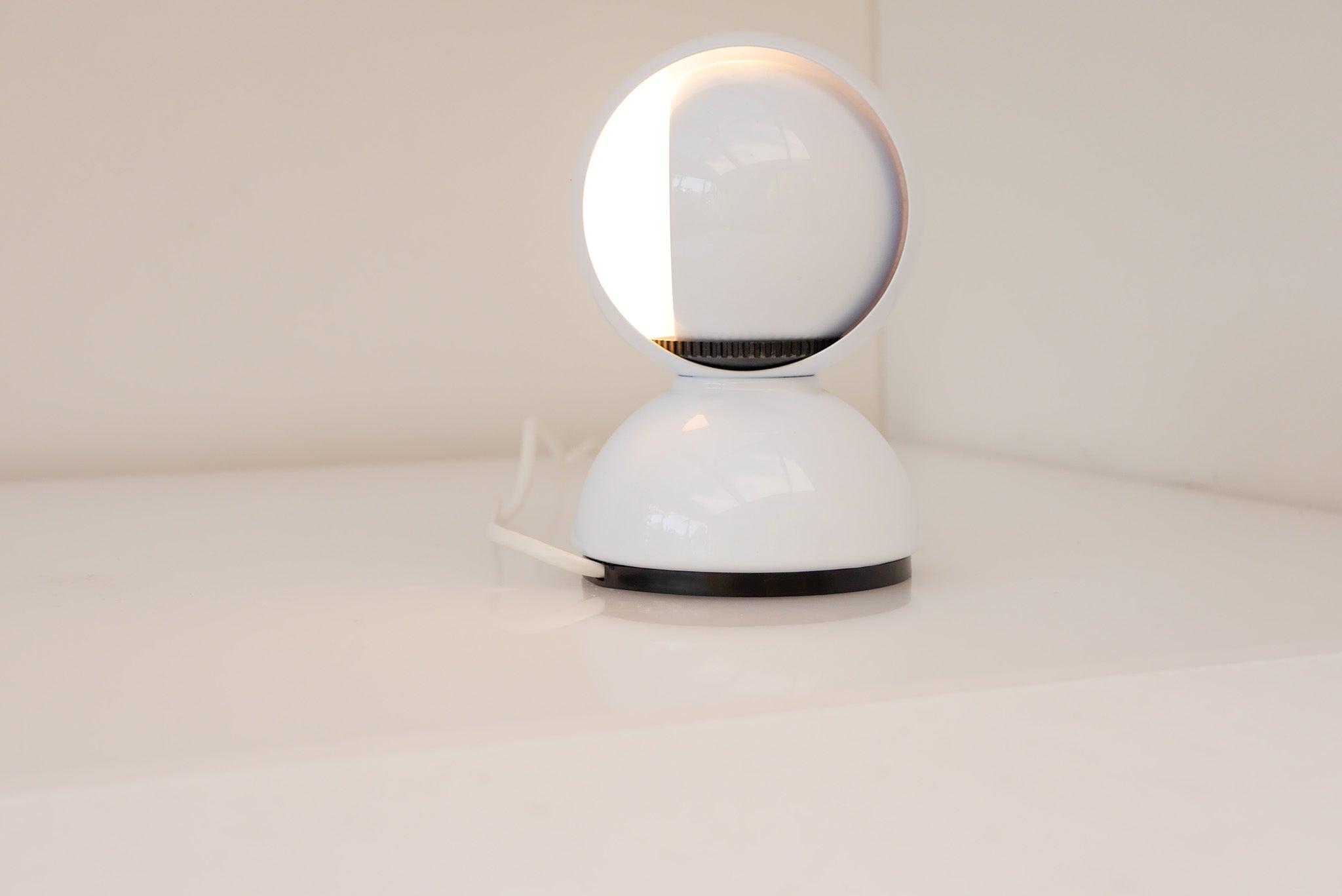 Vintage_Artemide_Eclisse_Table_Lamp_by_Vico_Magistretti,_White,_Italy,_1965