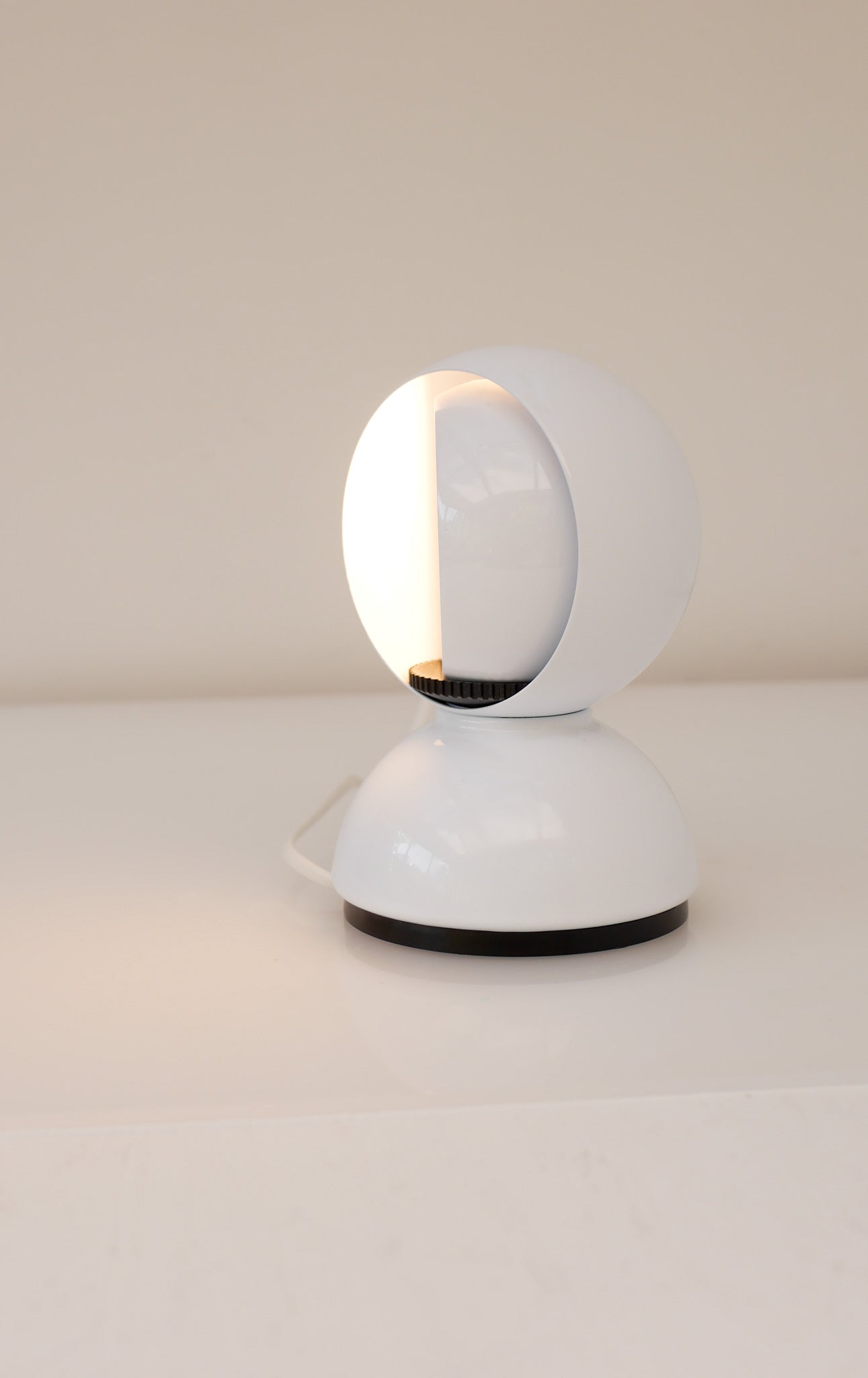 Vintage_Artemide_Eclisse_Table_Lamp_by_Vico_Magistretti,_White,_Italy,_1965