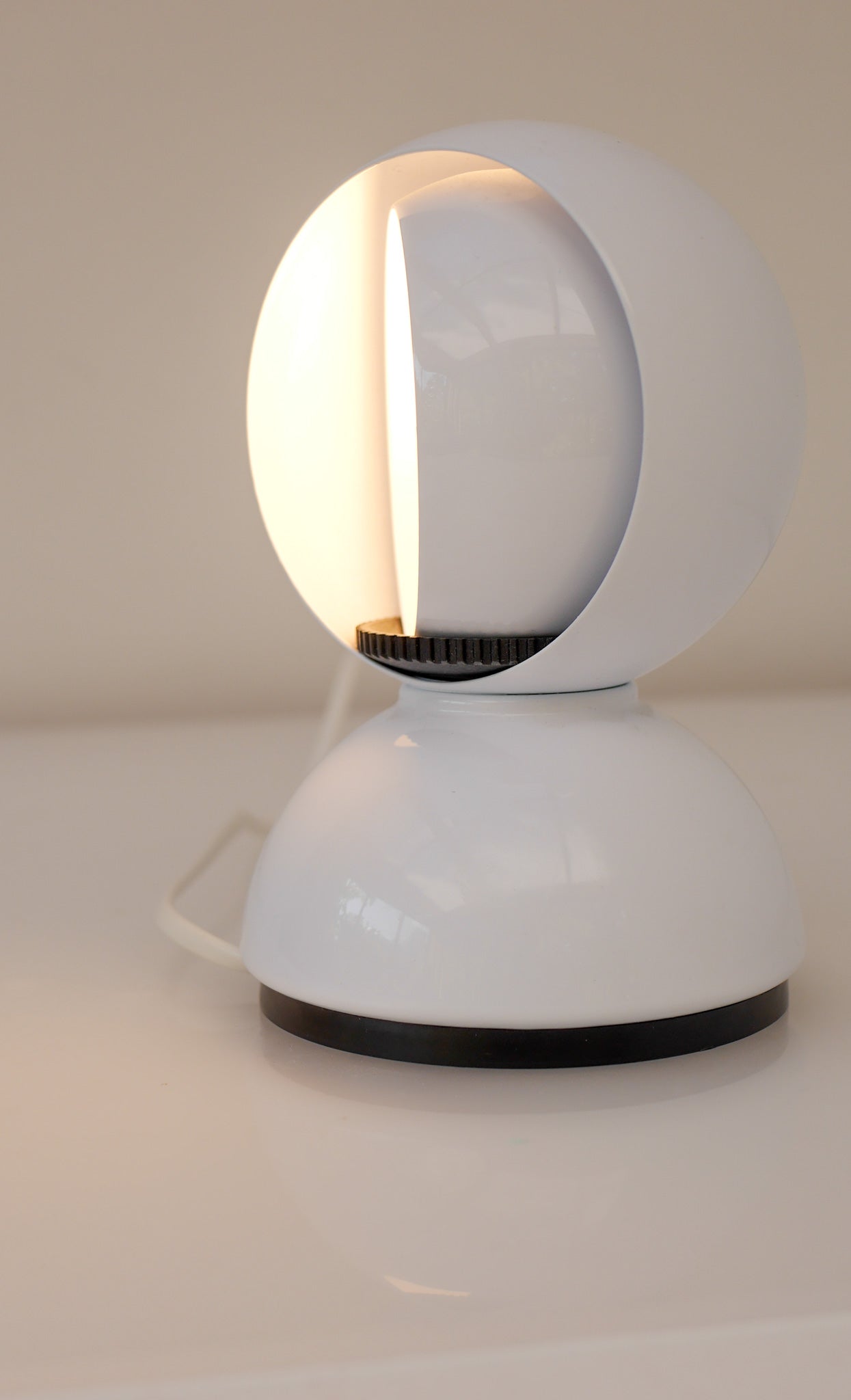 Vintage_Artemide_Eclisse_Table_Lamp_by_Vico_Magistretti,_White,_Italy,_1965