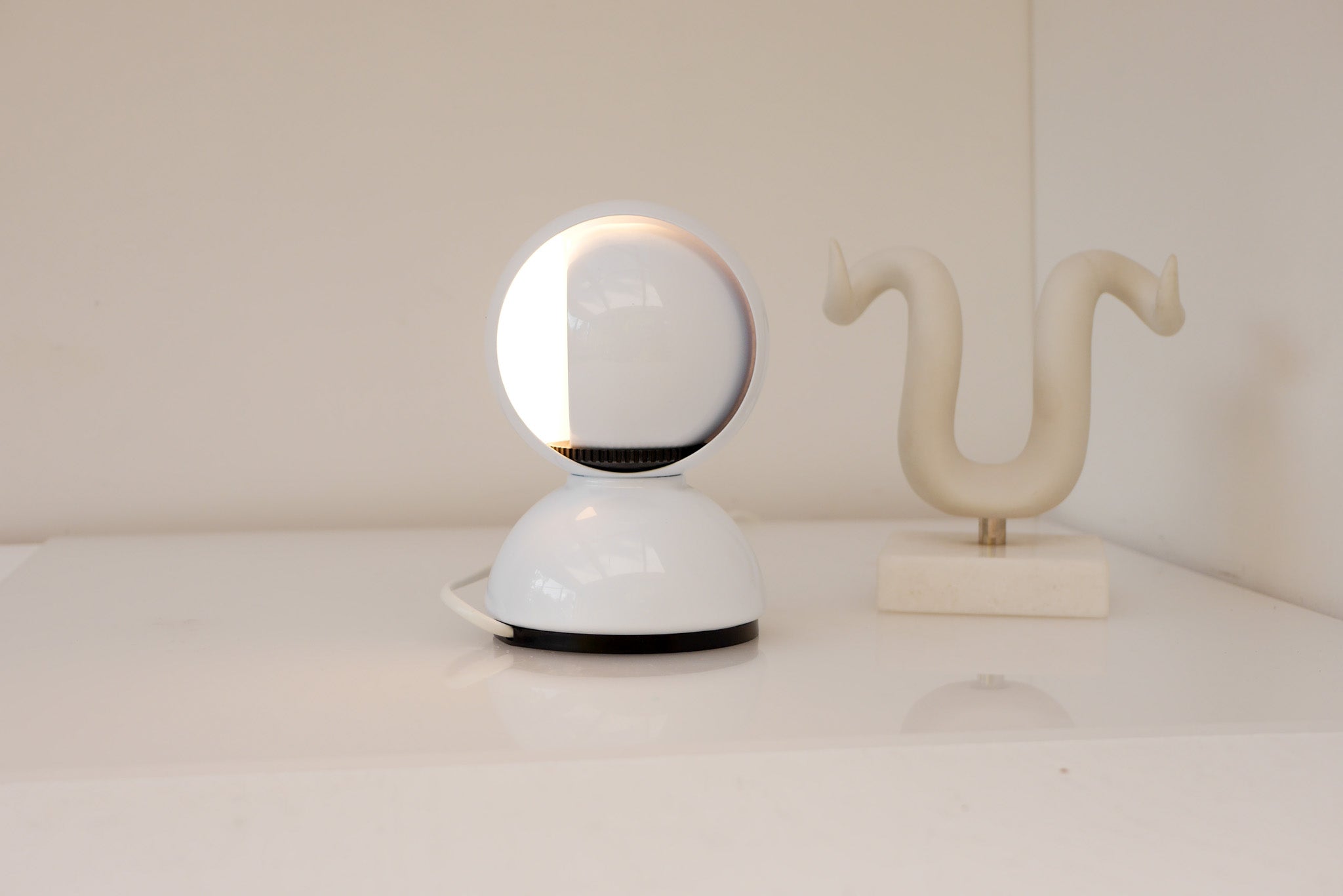 Vintage_Artemide_Eclisse_Table_Lamp_by_Vico_Magistretti,_White,_Italy,_1965