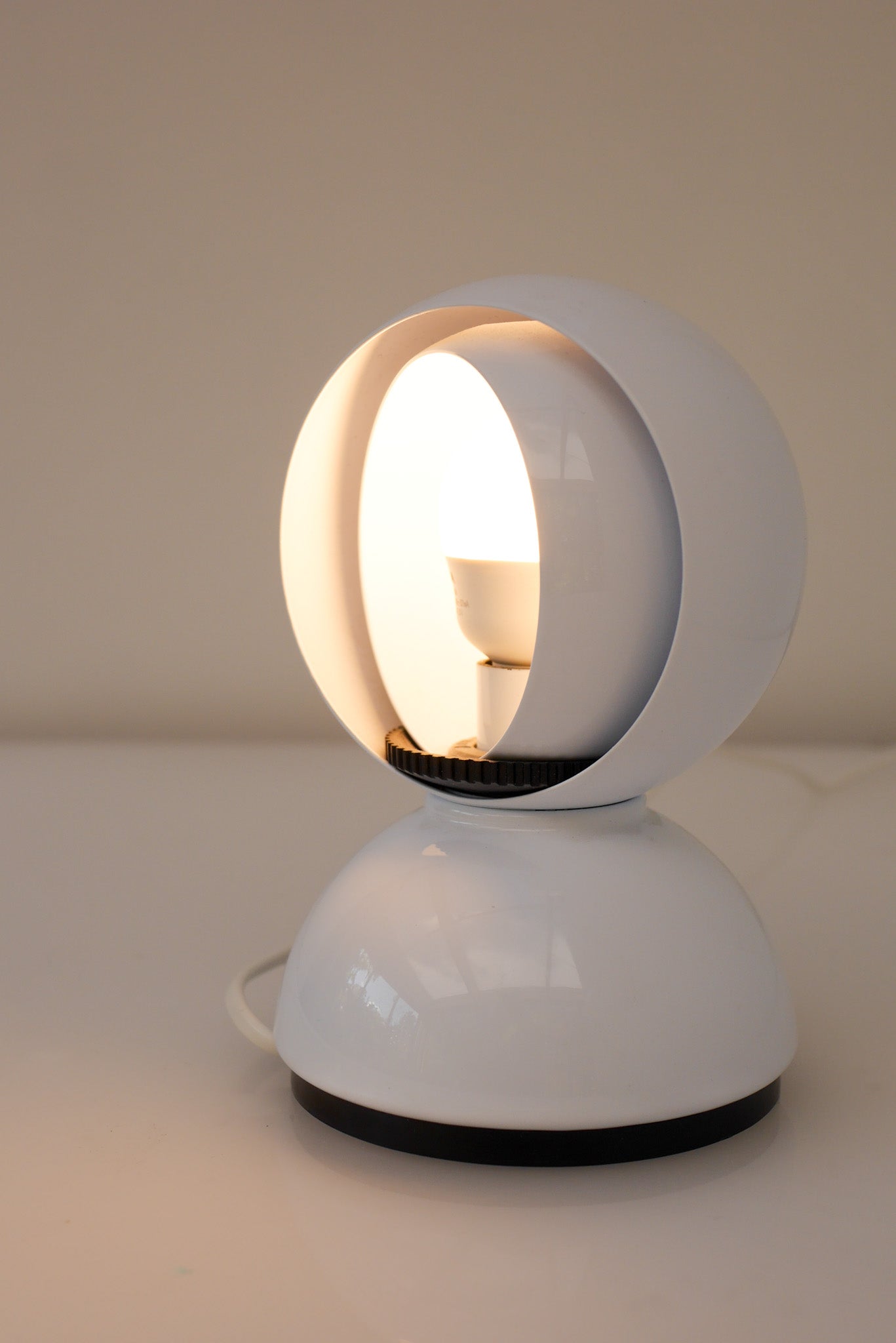 Vintage_Artemide_Eclisse_Table_Lamp_by_Vico_Magistretti,_White,_Italy,_1965