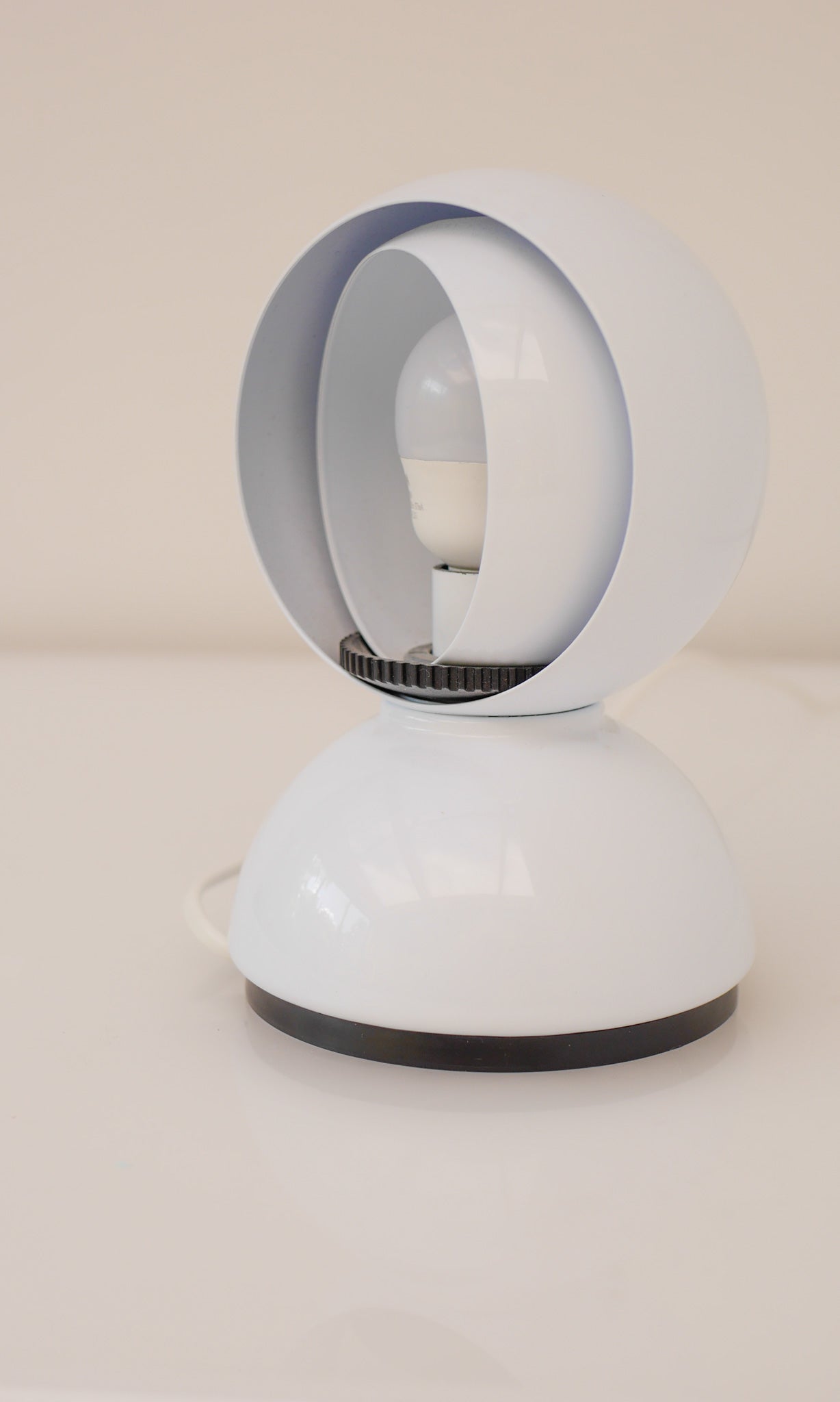 Vintage_Artemide_Eclisse_Table_Lamp_by_Vico_Magistretti,_White,_Italy,_1965