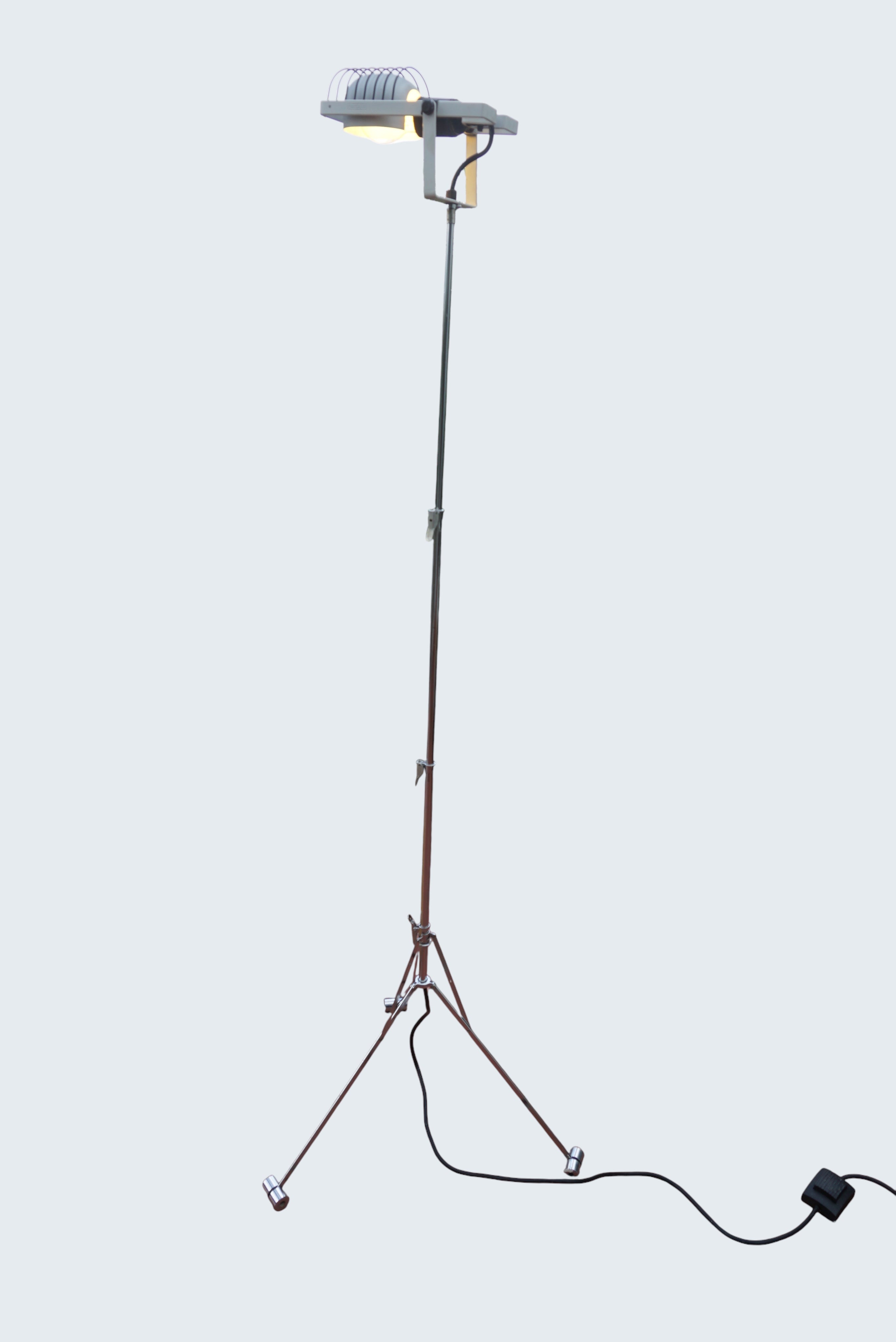 Sintesi_Nomad_Floor_Lamp_by_Ernesto_Gismondi_for_Artemide,_Italian_High-Tech_Adjustable_Floor_Lamp,_1975