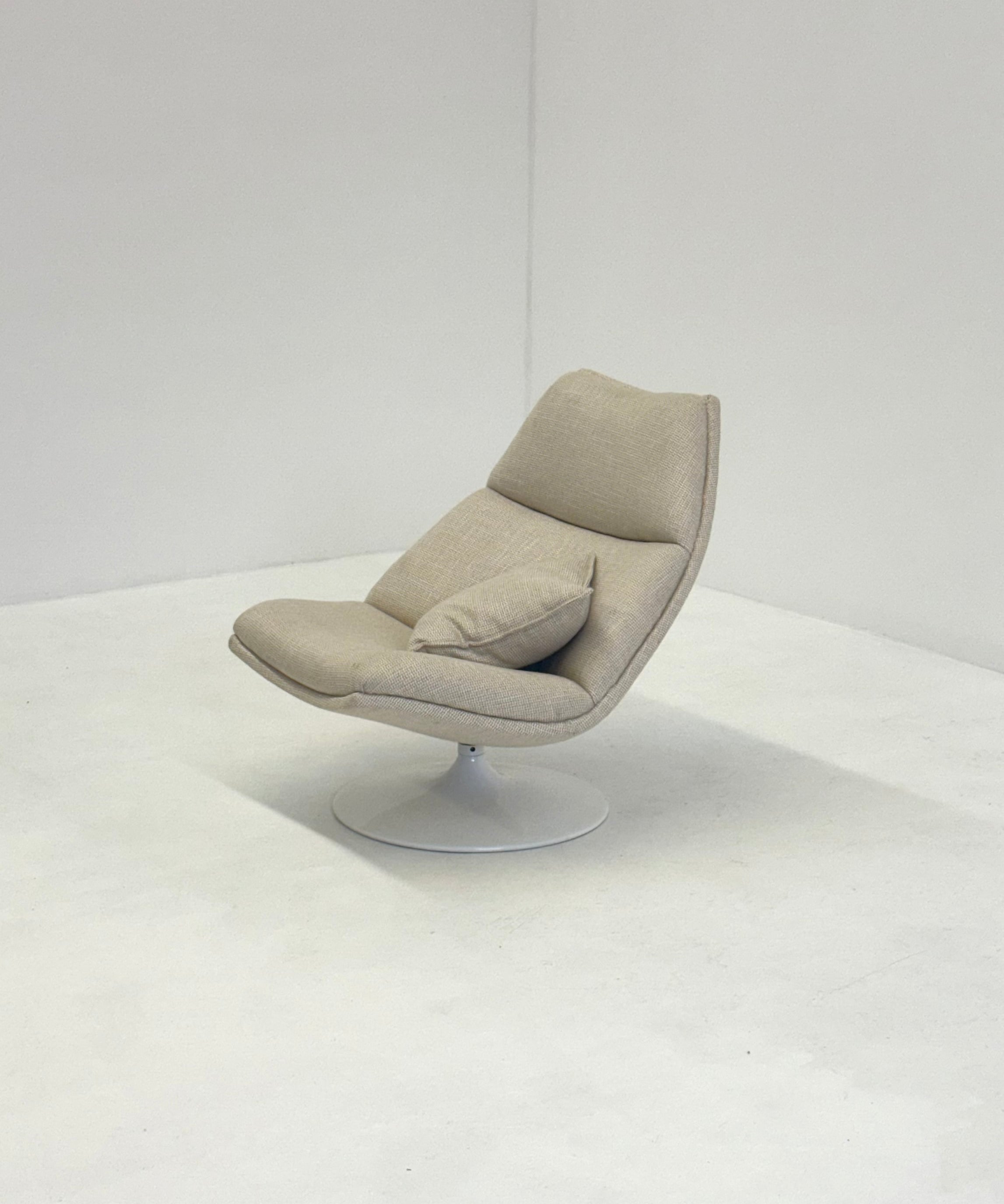 Artifort_F511_armchair_in_cream